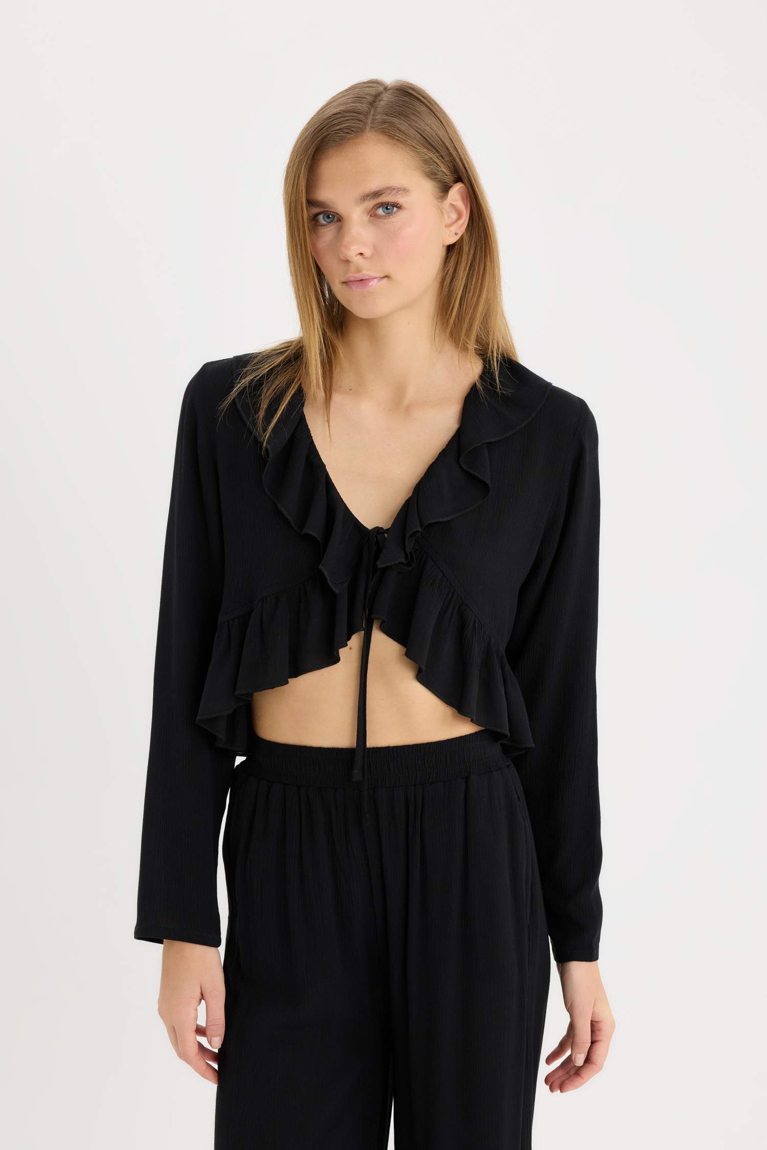 بلوزة كم طويل قصة عادية بياقة V