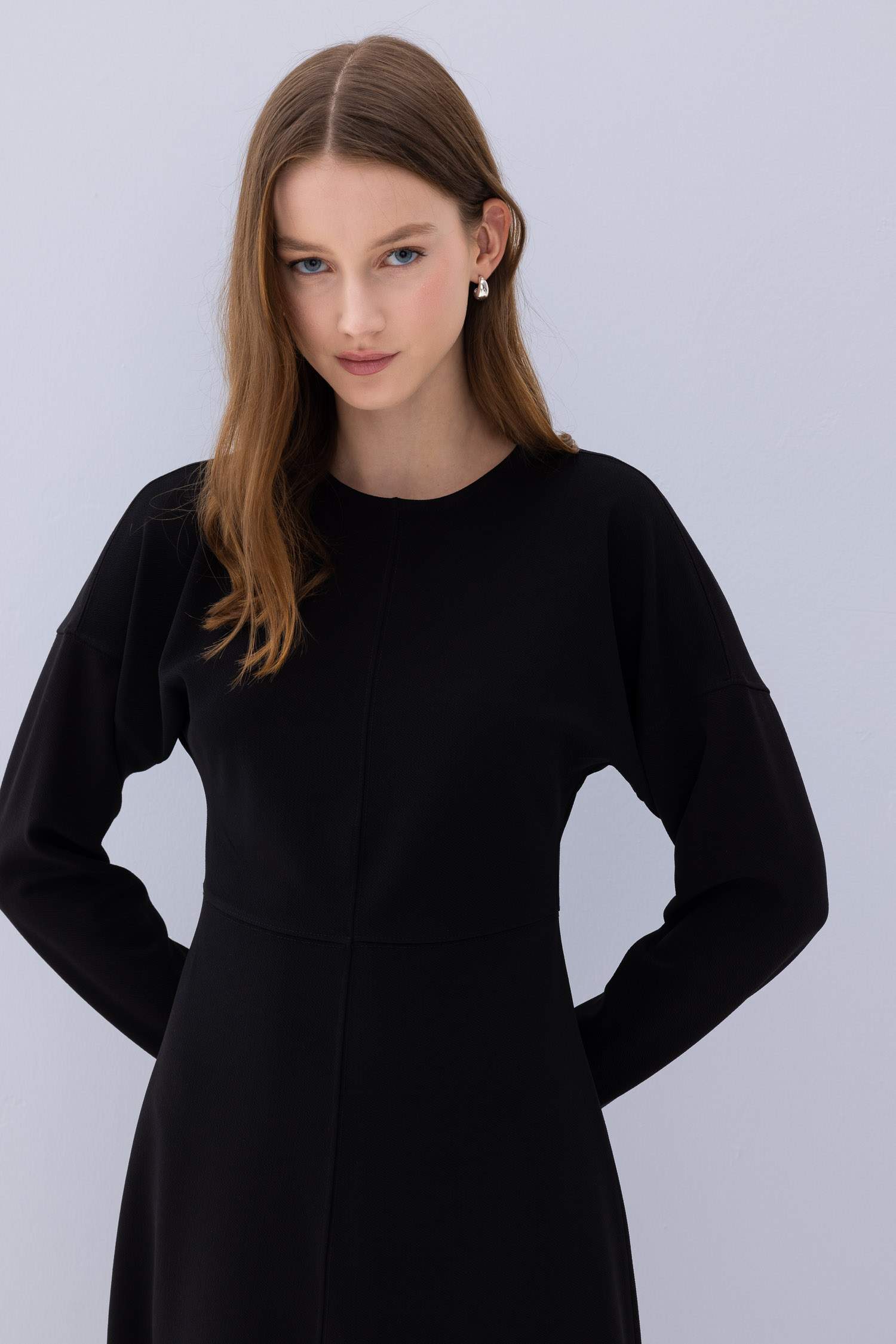 Relax Fit Bisiklet Yaka Krep Uzun Kollu Maxi Siyah Elbise