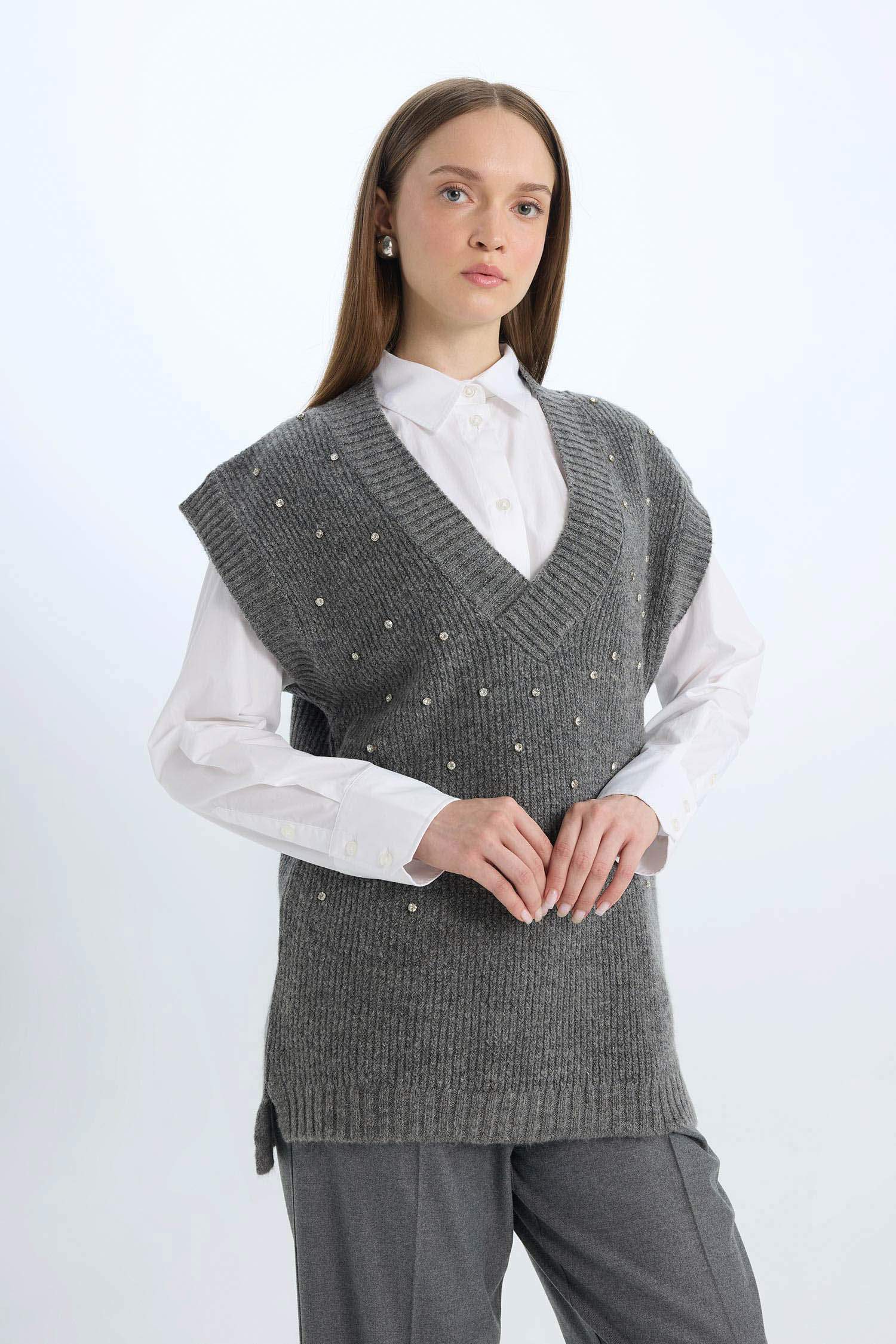 Relax Fit V Yaka Taşlı Triko Süveter