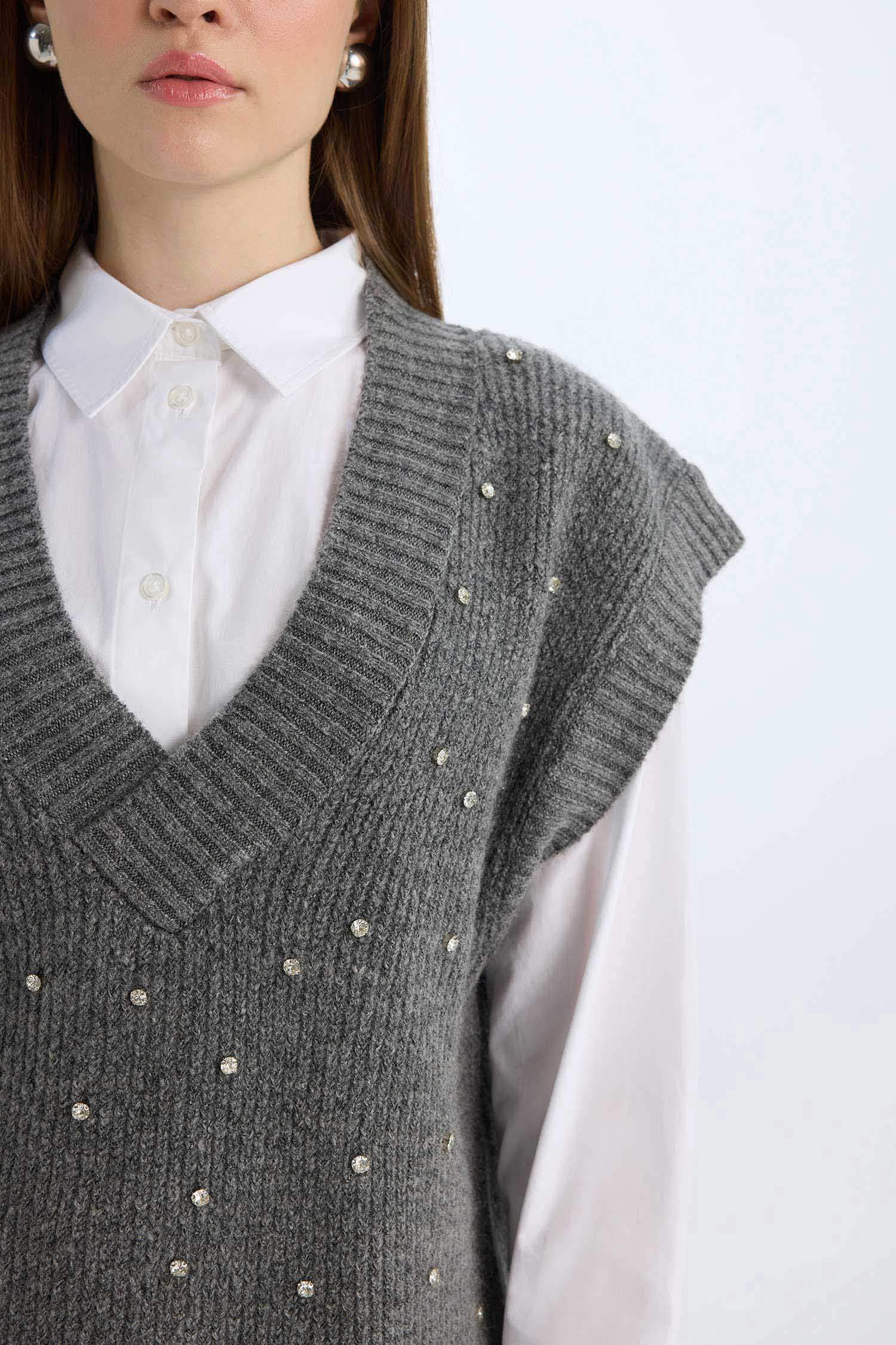 Relax Fit V Yaka Taşlı Triko Süveter