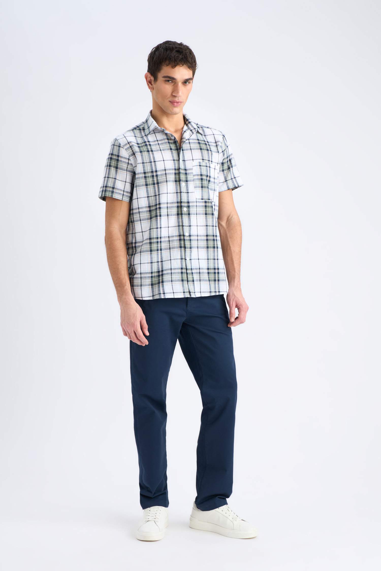 قميص نص كم بمربعات قصة عادية برقبة بولو