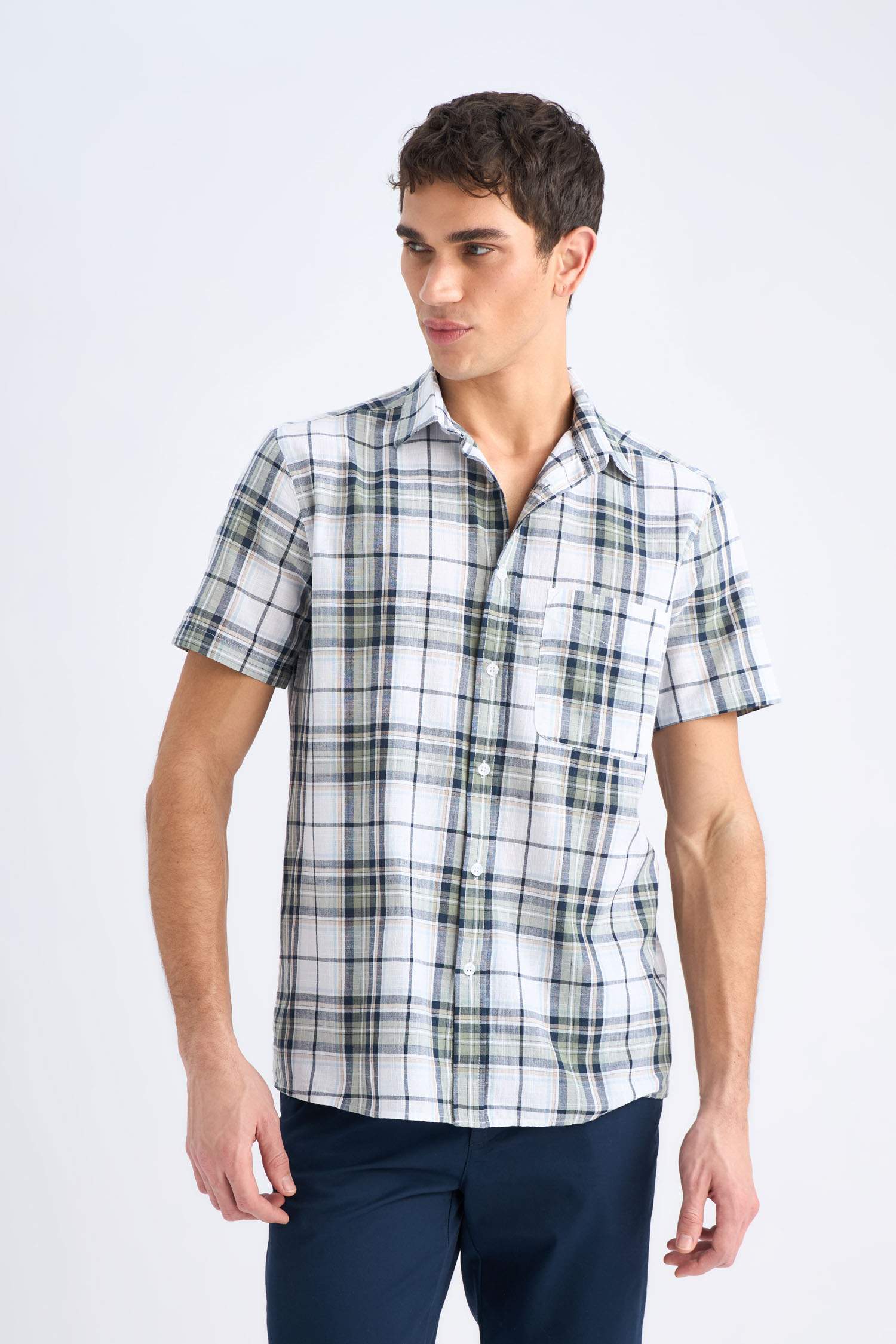 قميص نص كم بمربعات قصة عادية برقبة بولو