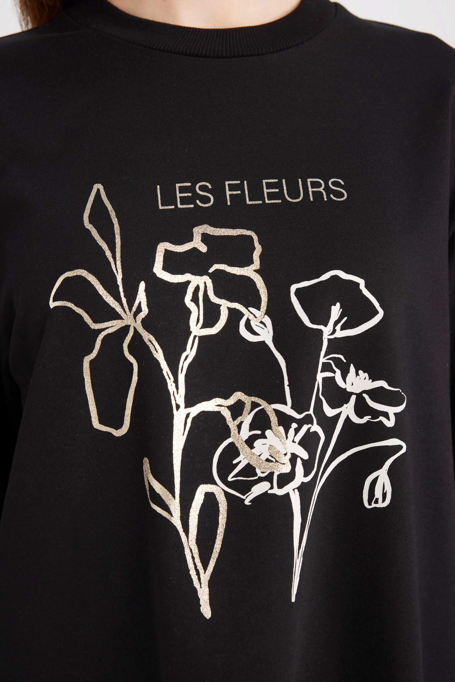 سويت شيرت طويل فلورال اسود مطبوع قصة عادية