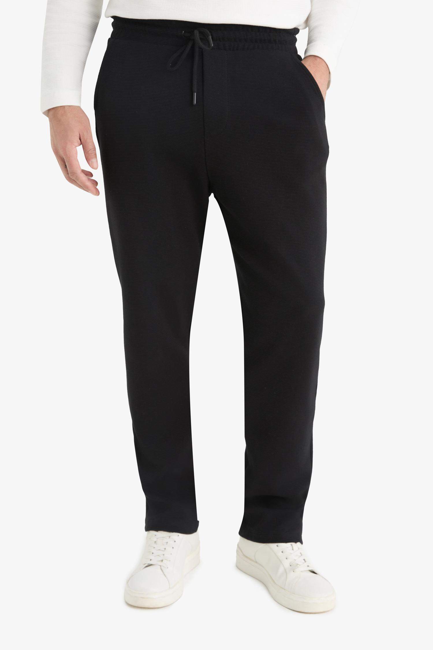 بنطلون بجامة رياضي قصة عادية برجل عادي