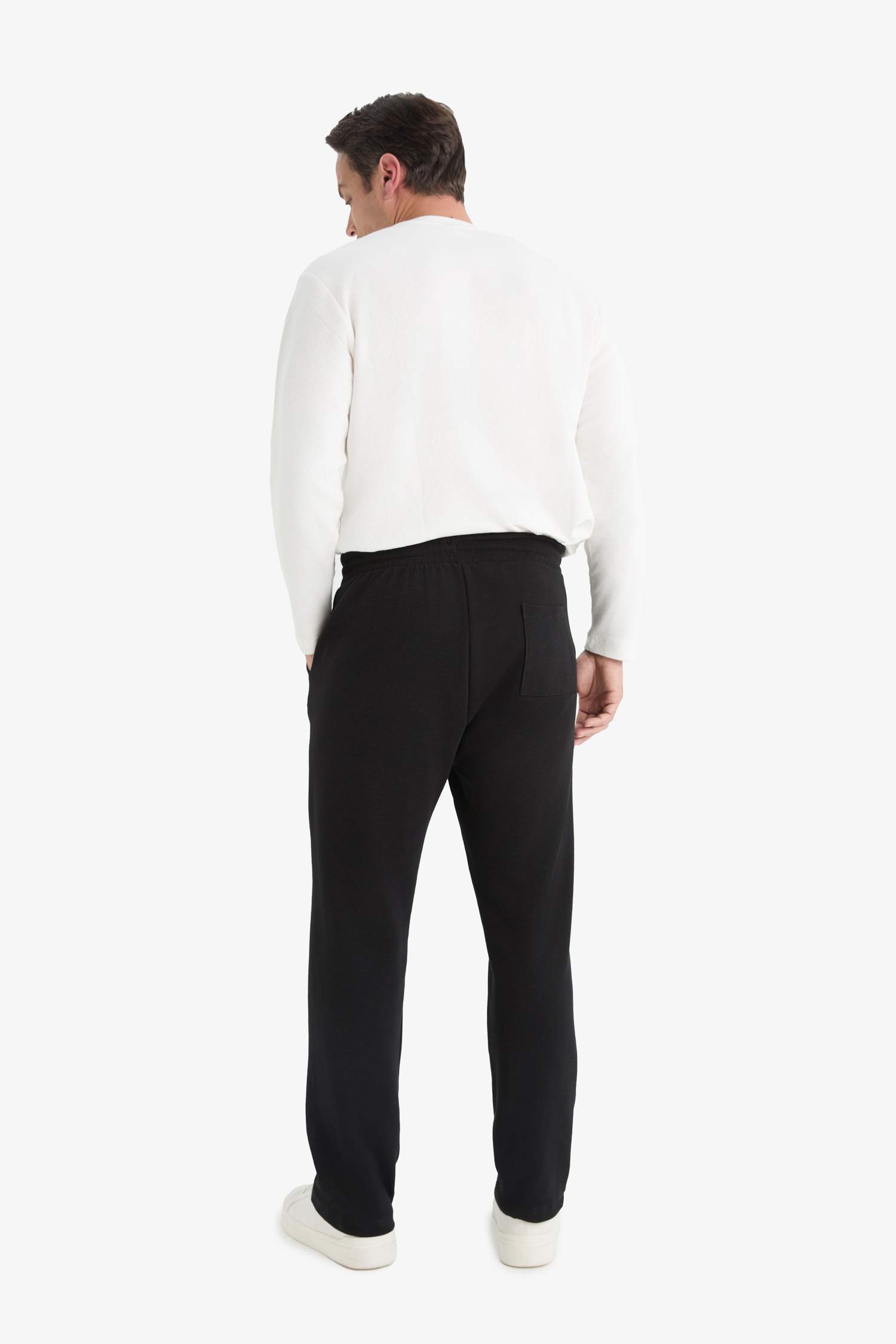 بنطلون بجامة رياضي قصة عادية برجل عادي