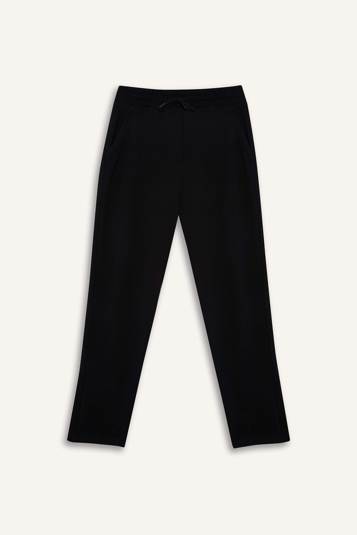 بنطلون بجامة رياضي قصة عادية برجل عادي