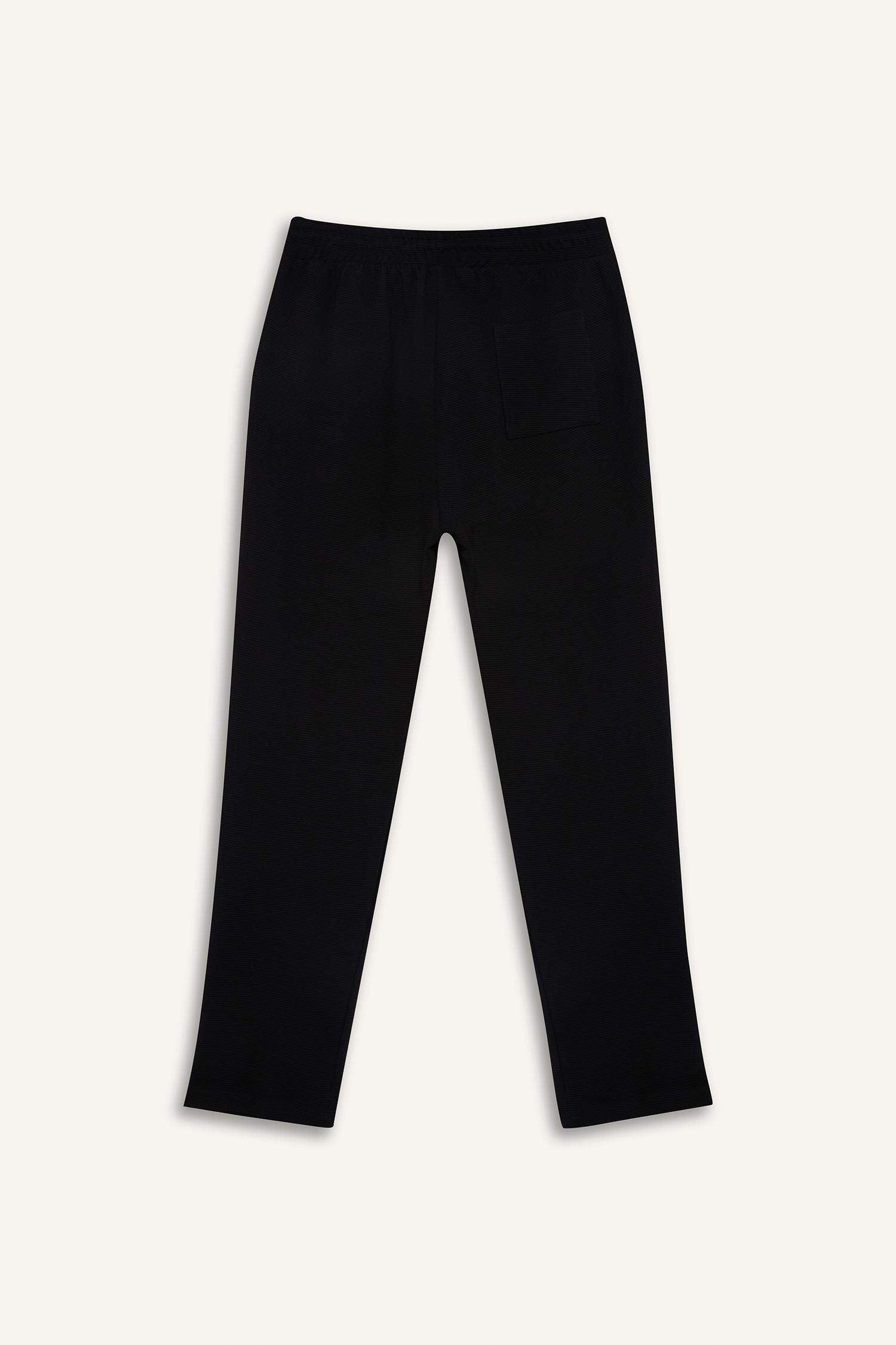 بنطلون بجامة رياضي قصة عادية برجل عادي