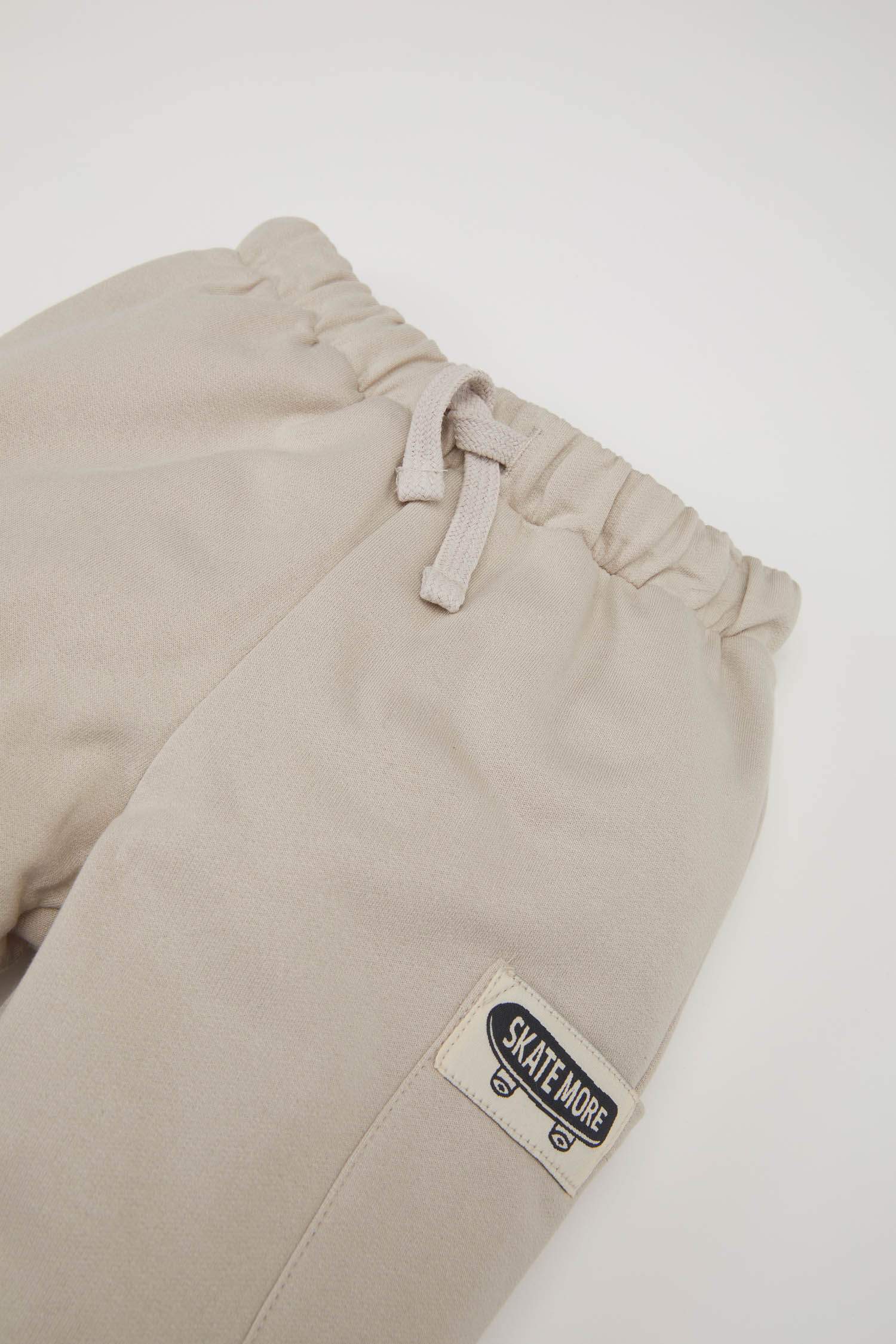 بنطلون سويت بانتس اولادي باتكيت برباط قصة عادية