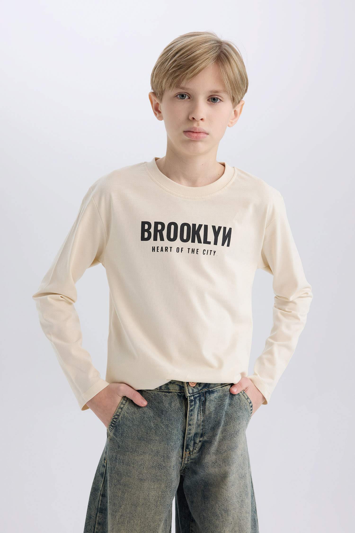 تيشيرت أولاد كم طويل مطبوع من الظهر برقبة مستديرة