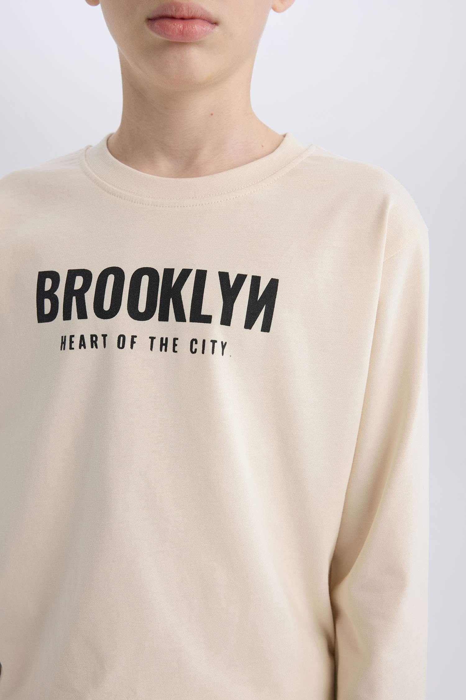 تيشيرت أولاد كم طويل مطبوع من الظهر برقبة مستديرة