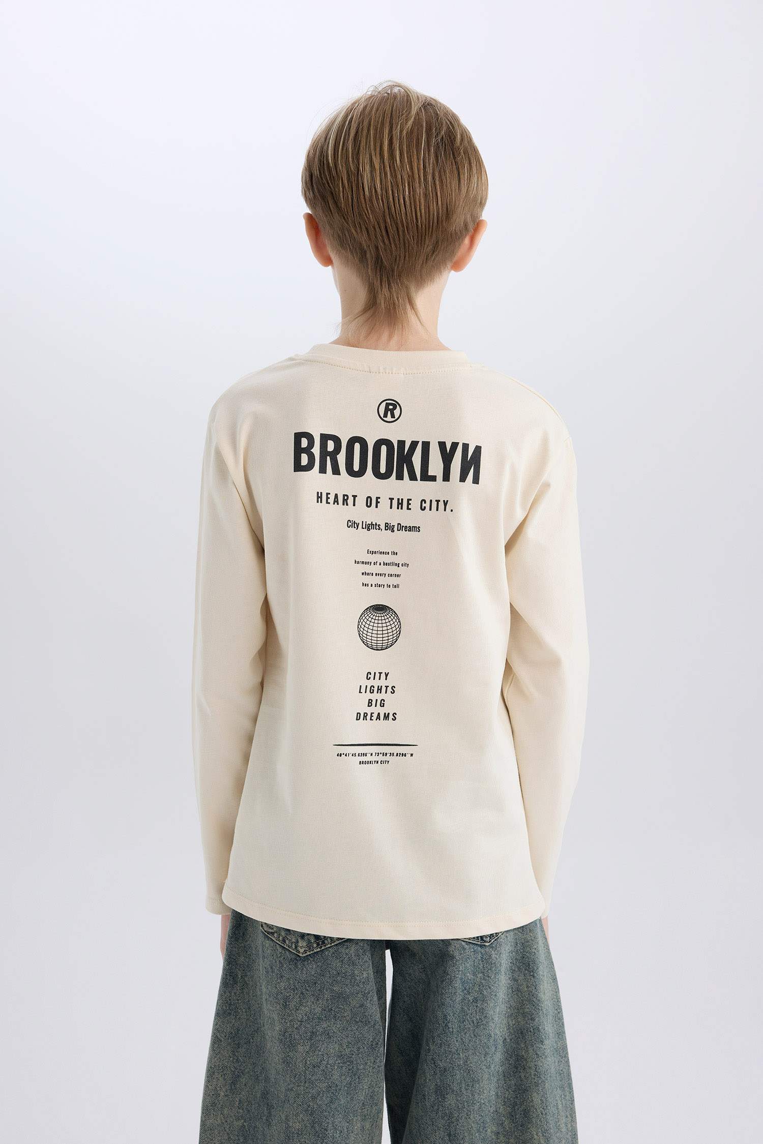 تيشيرت أولاد كم طويل مطبوع من الظهر برقبة مستديرة