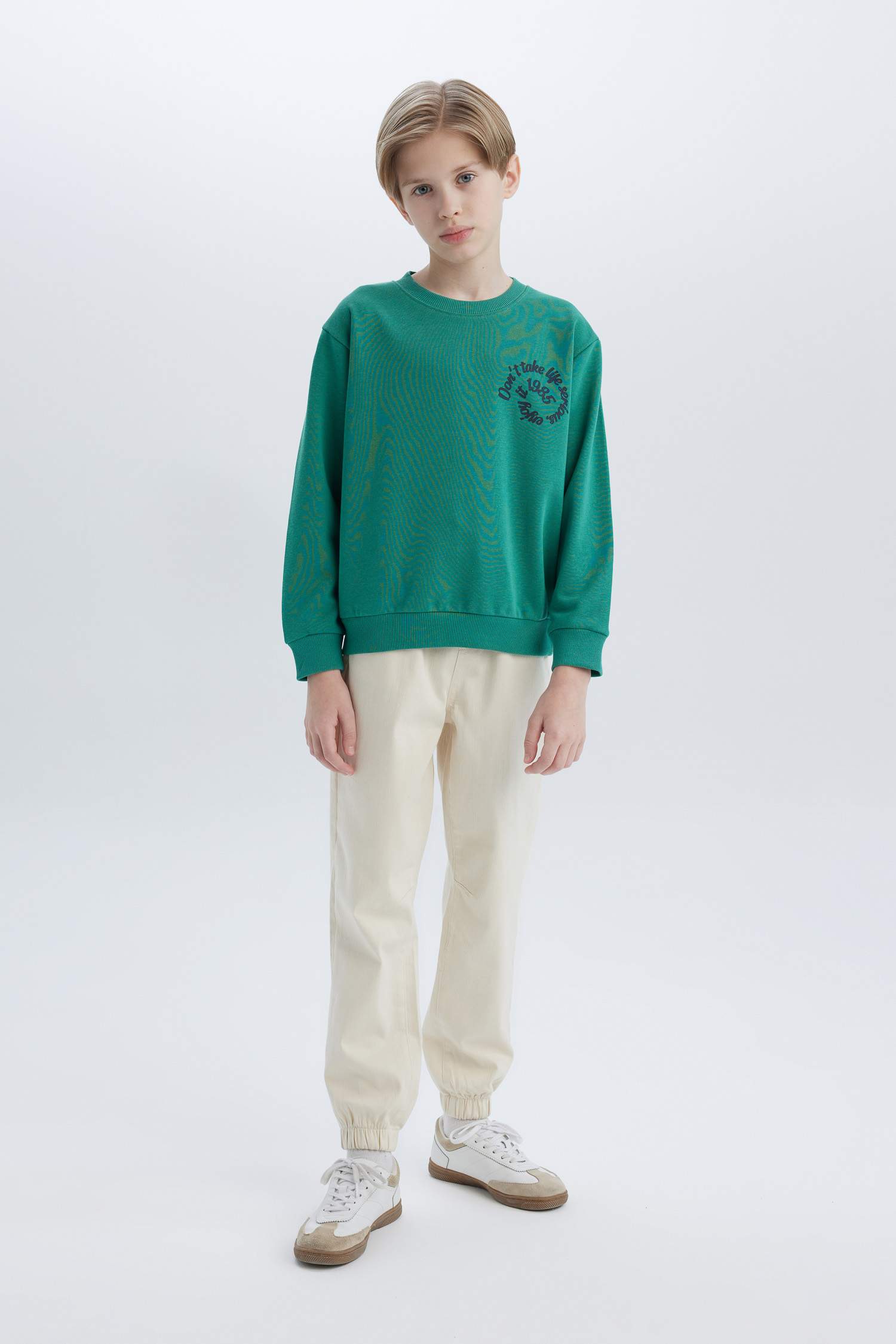 سويت شيرت ولادي قصة عادية بطبعة من الخلف