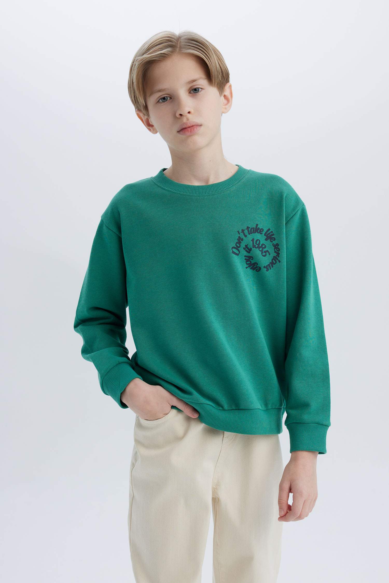 سويت شيرت ولادي قصة عادية بطبعة من الخلف