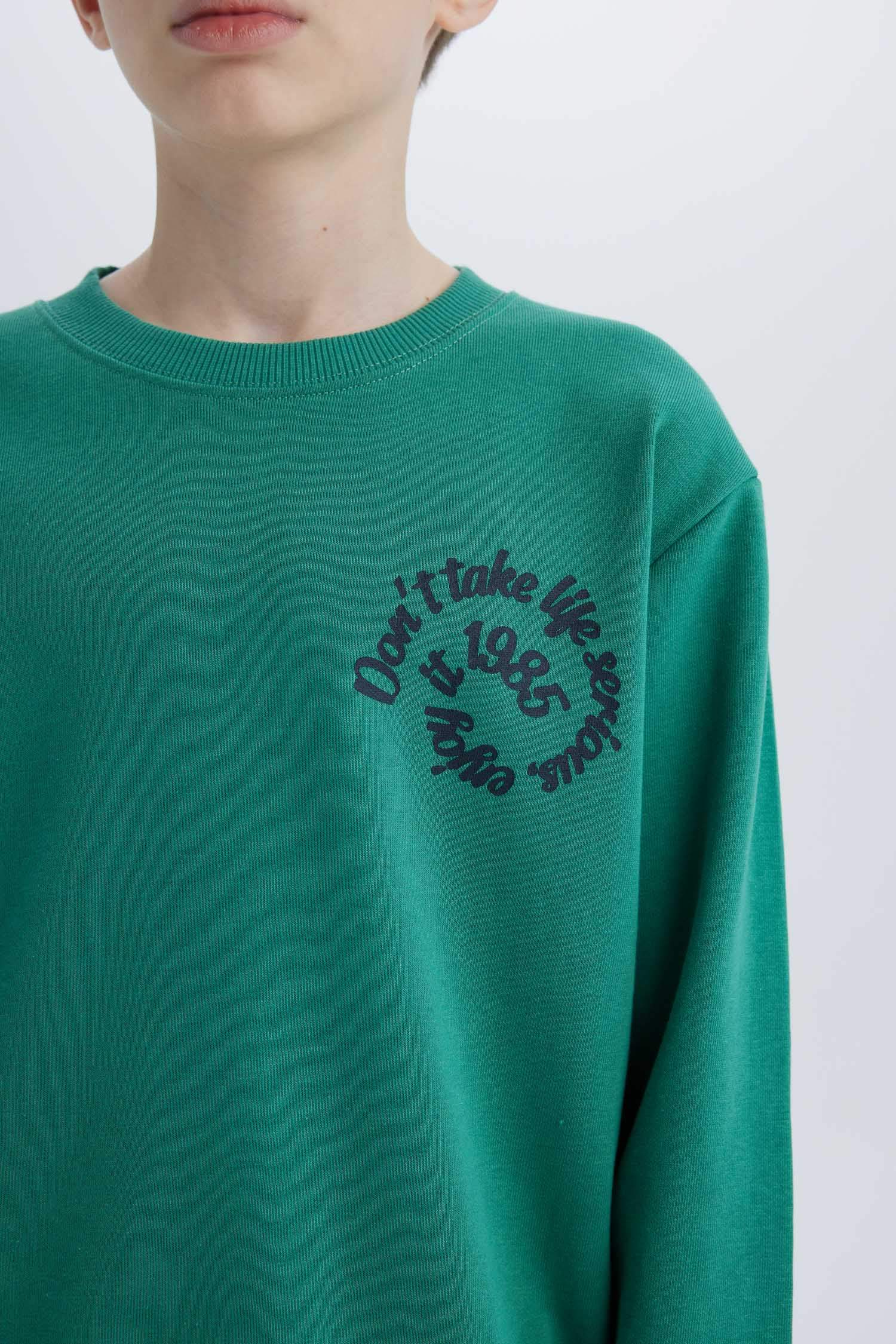 سويت شيرت ولادي قصة عادية بطبعة من الخلف