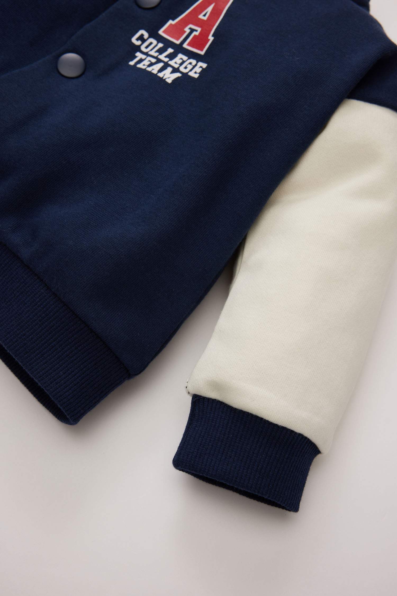 جاكيت بومبر بيبي اولادي بطبعة شعار قصة عادية وياقة كوليج