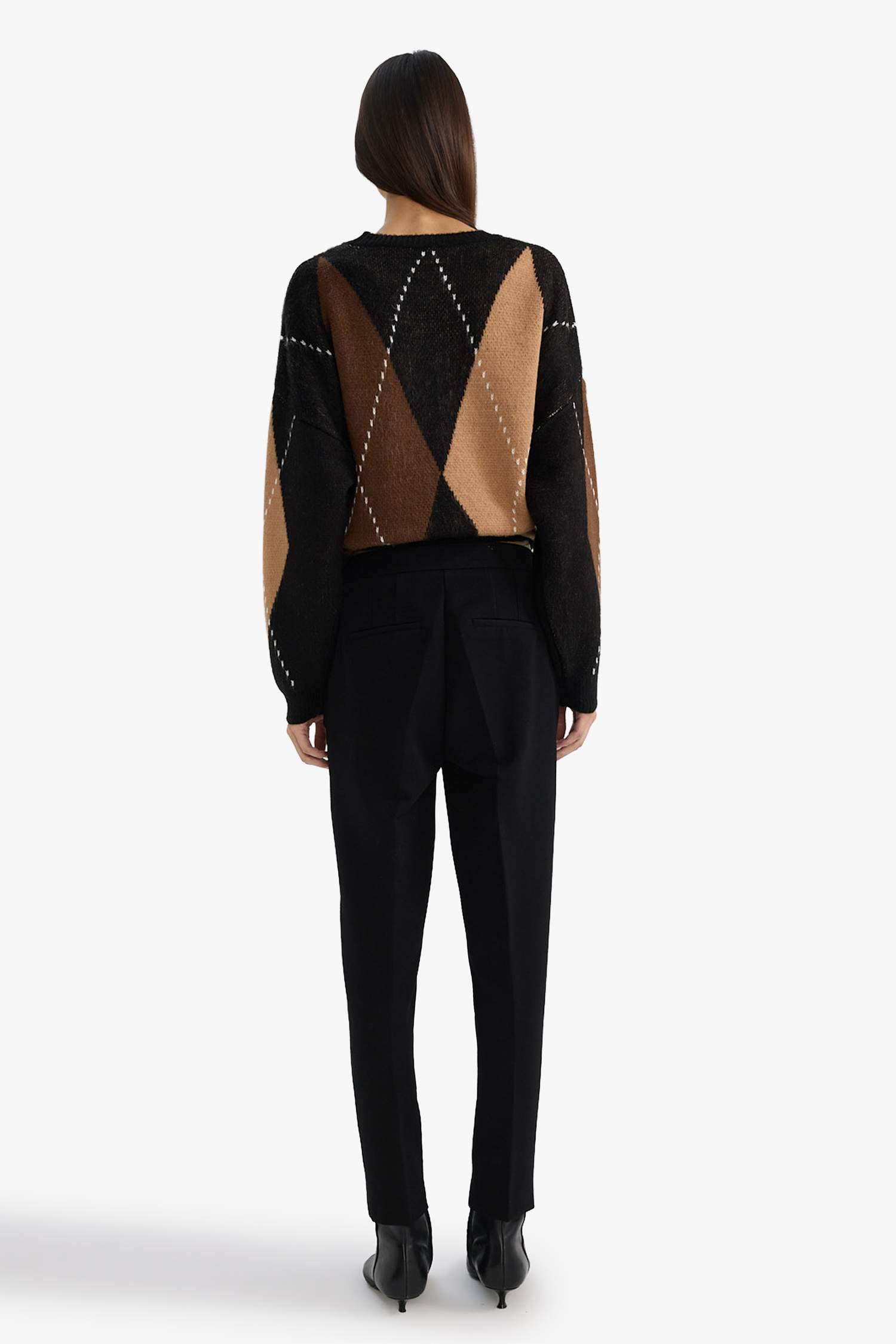 Брюки с высокой талией прямыми штанинами и двумя карманами