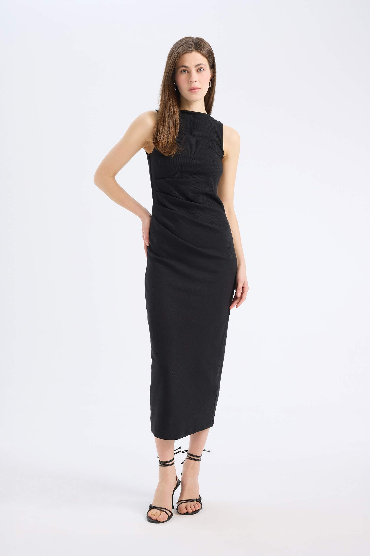 فستان ميدي مضلع بديكون بياقة مدورة بدون كم