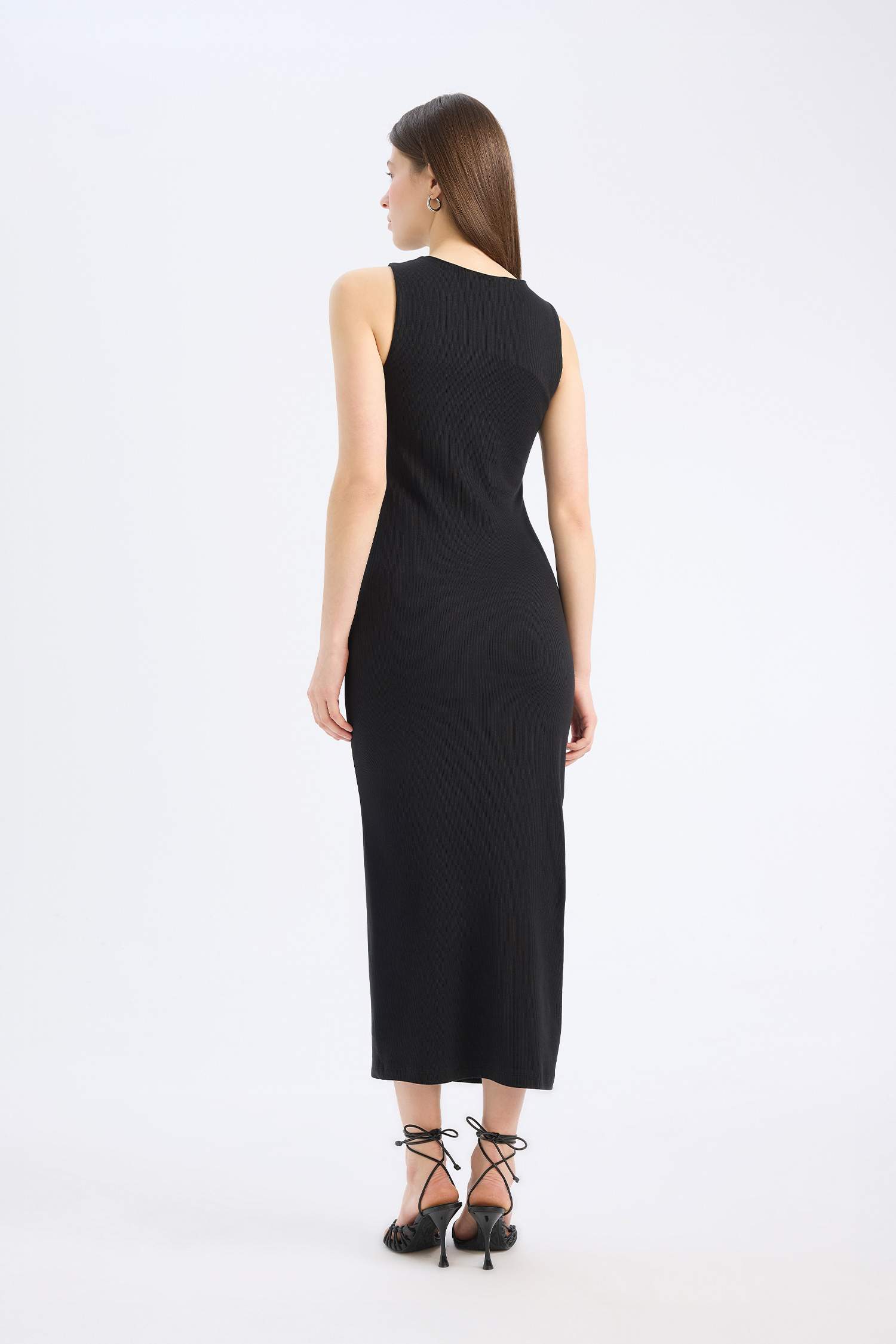 فستان ميدي مضلع بديكون بياقة مدورة بدون كم