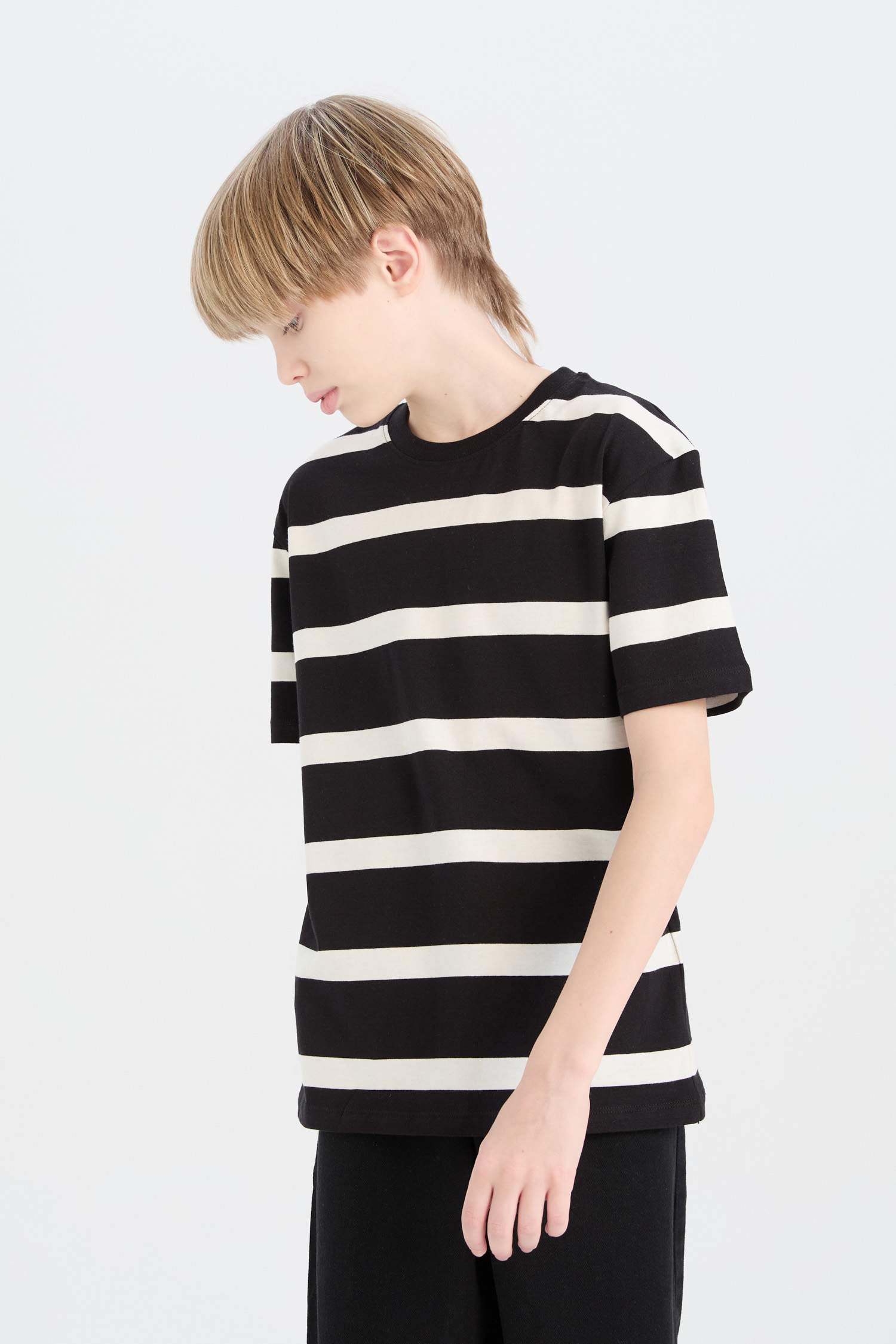 تيشيرت ولادي مخطط نص ردن قصة عادية بياخة مستديرة