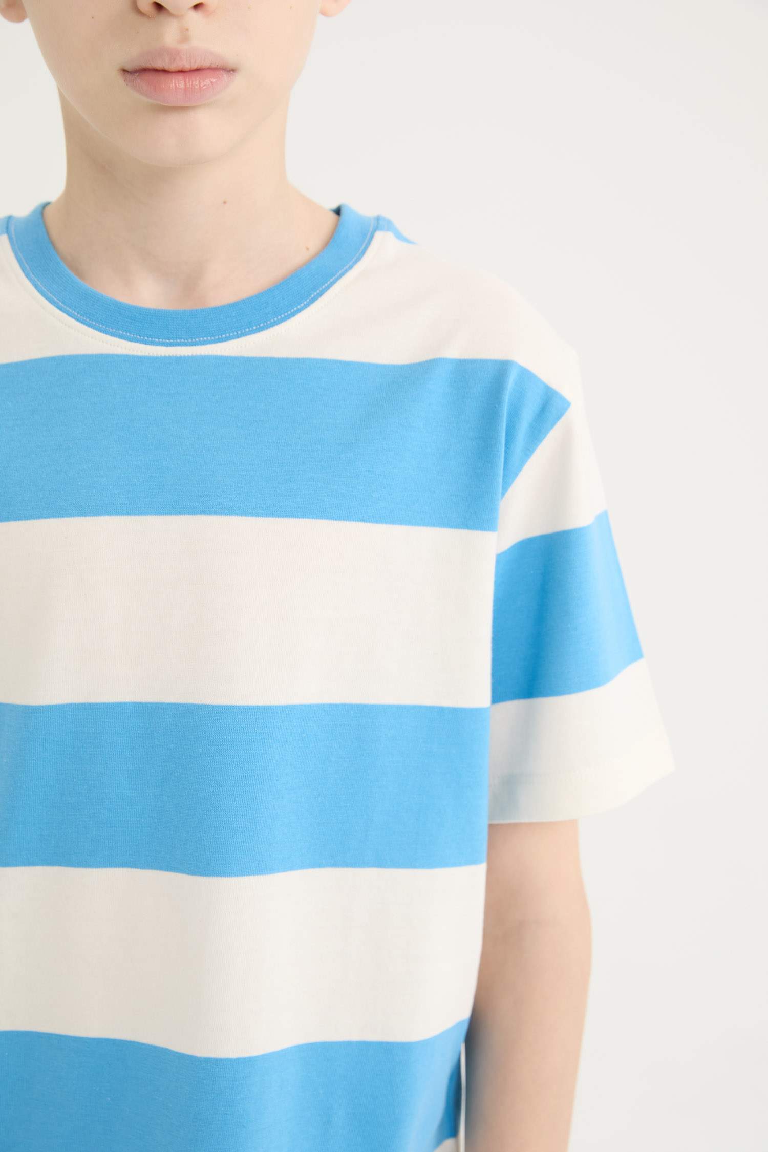 Erkek Çocuk Bisiklet Yaka Çizgili Kısa Kollu Tişört