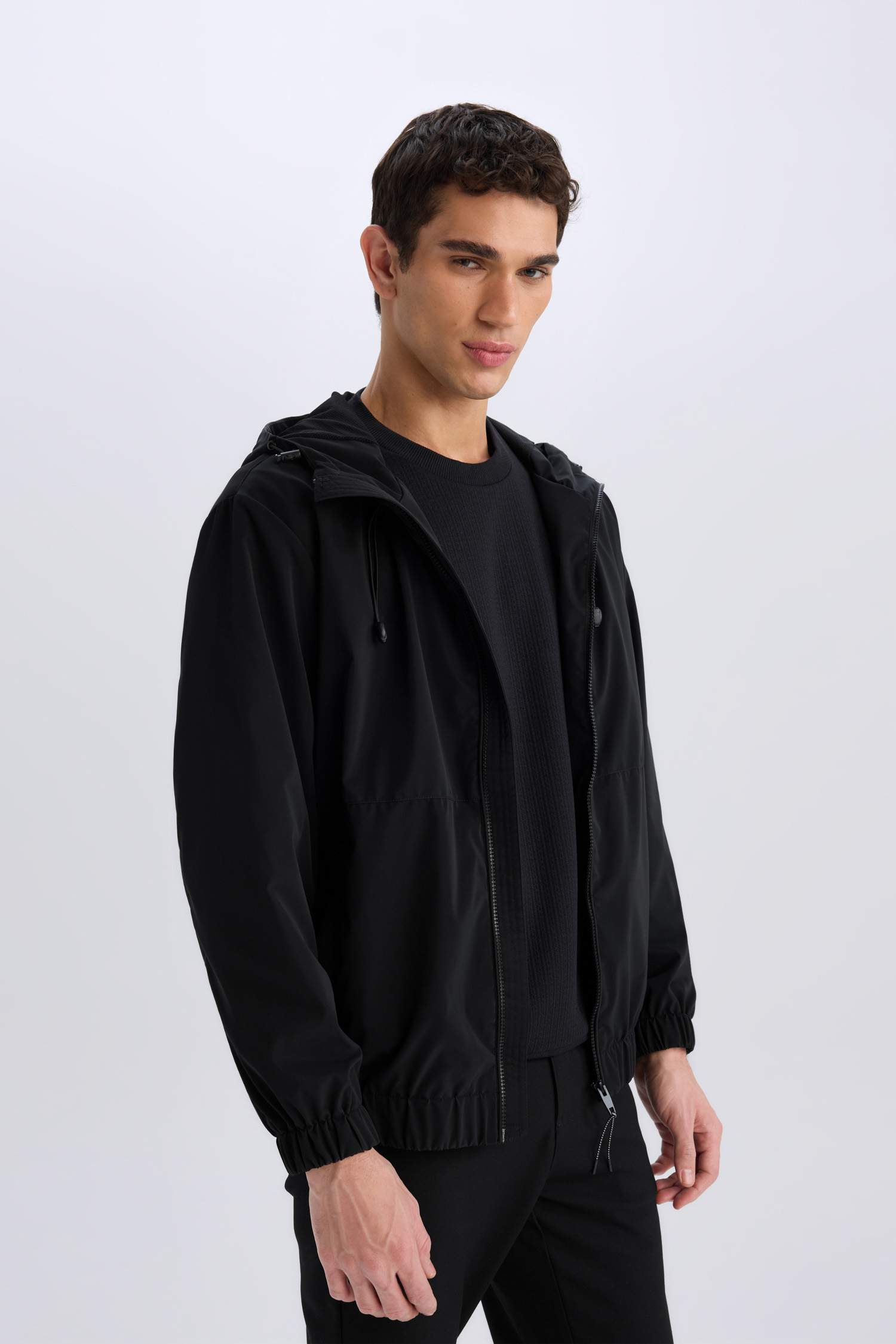 Su İtici Regular Fit Kapüşonlu Fermuarlı Cepli Mevsimlik Baharlık Yağmurluk Mont