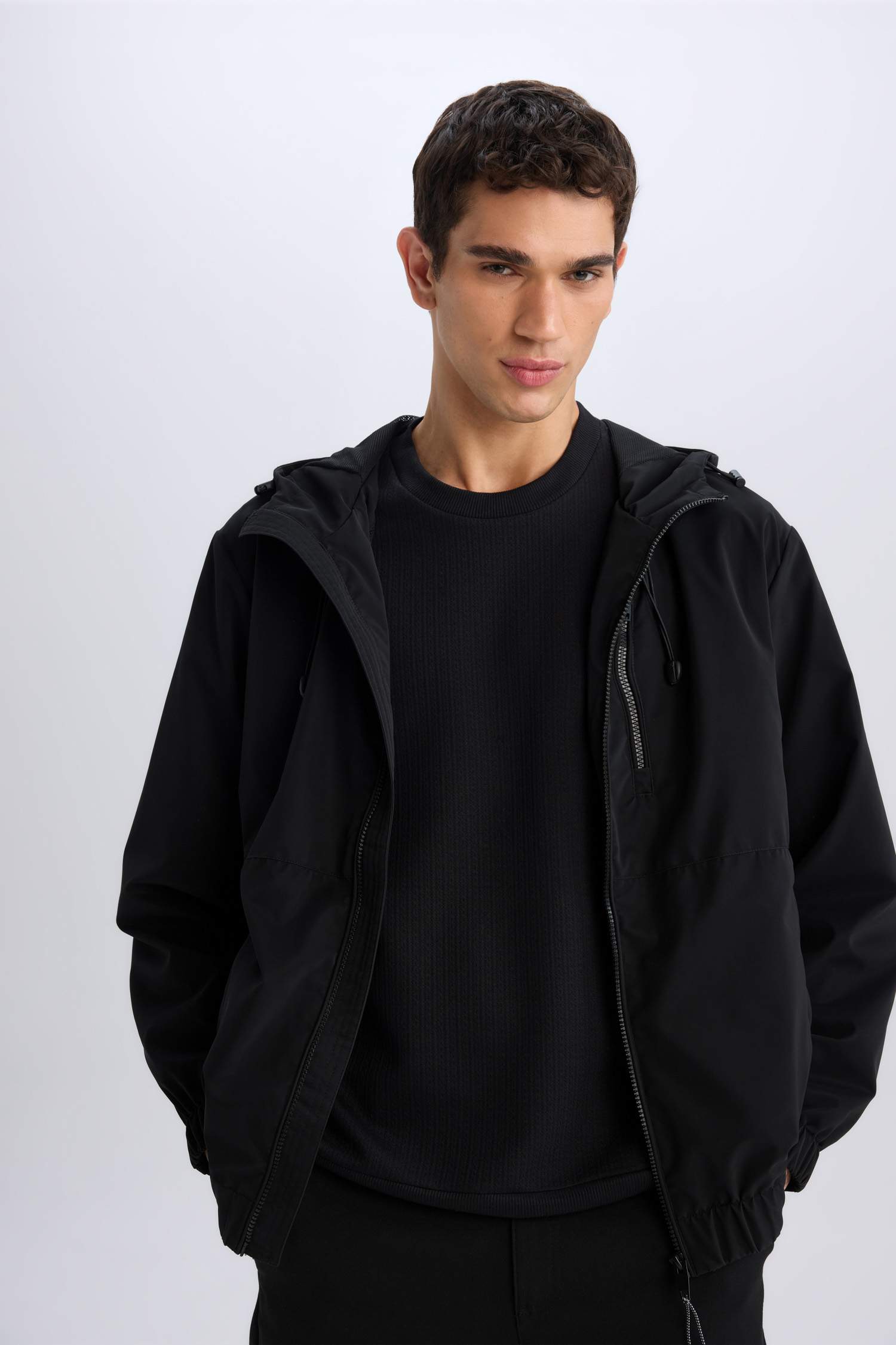 Su İtici Regular Fit Kapüşonlu Fermuarlı Cepli Mevsimlik Baharlık Yağmurluk Mont