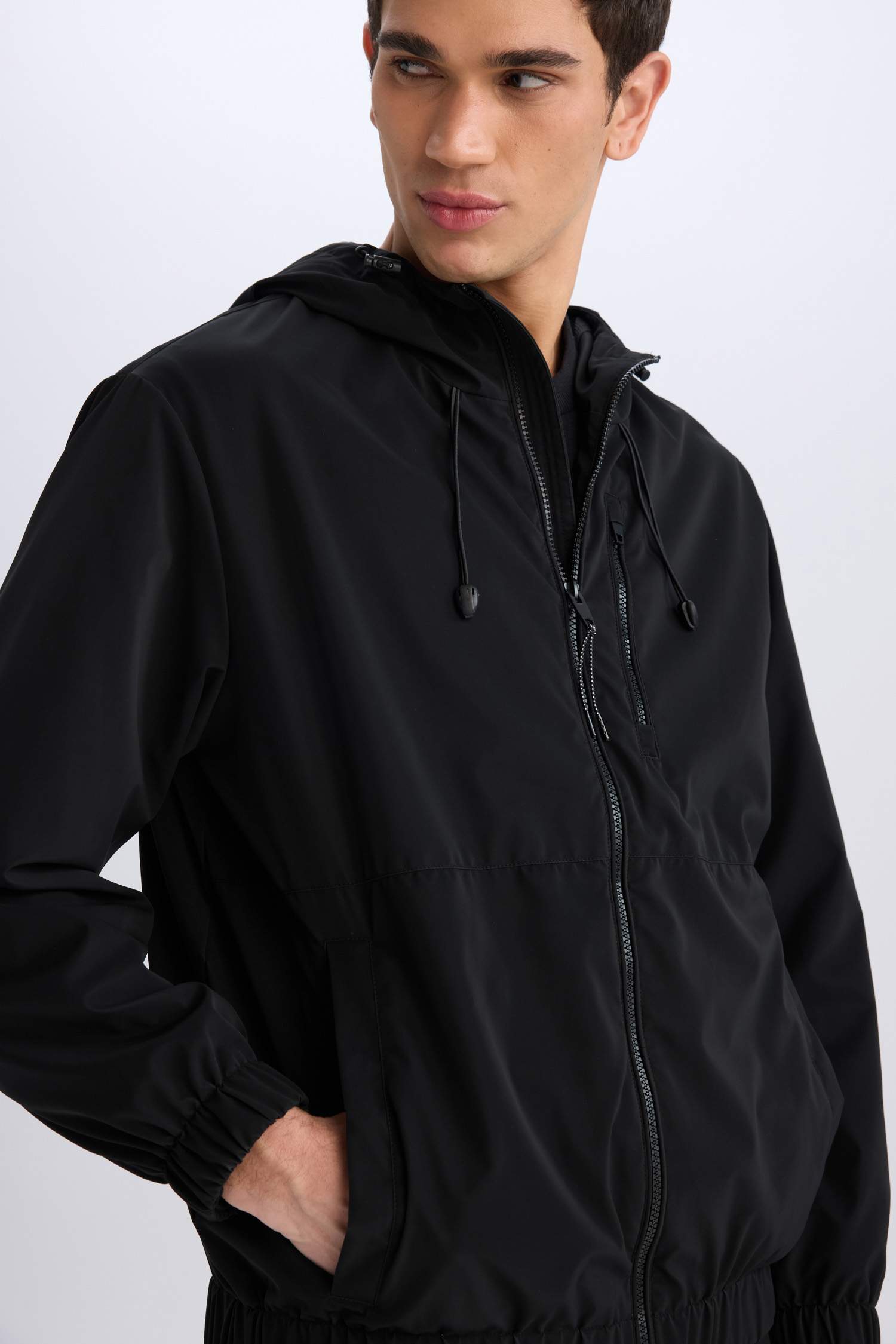 Su İtici Regular Fit Kapüşonlu Fermuarlı Cepli Mevsimlik Baharlık Yağmurluk Mont