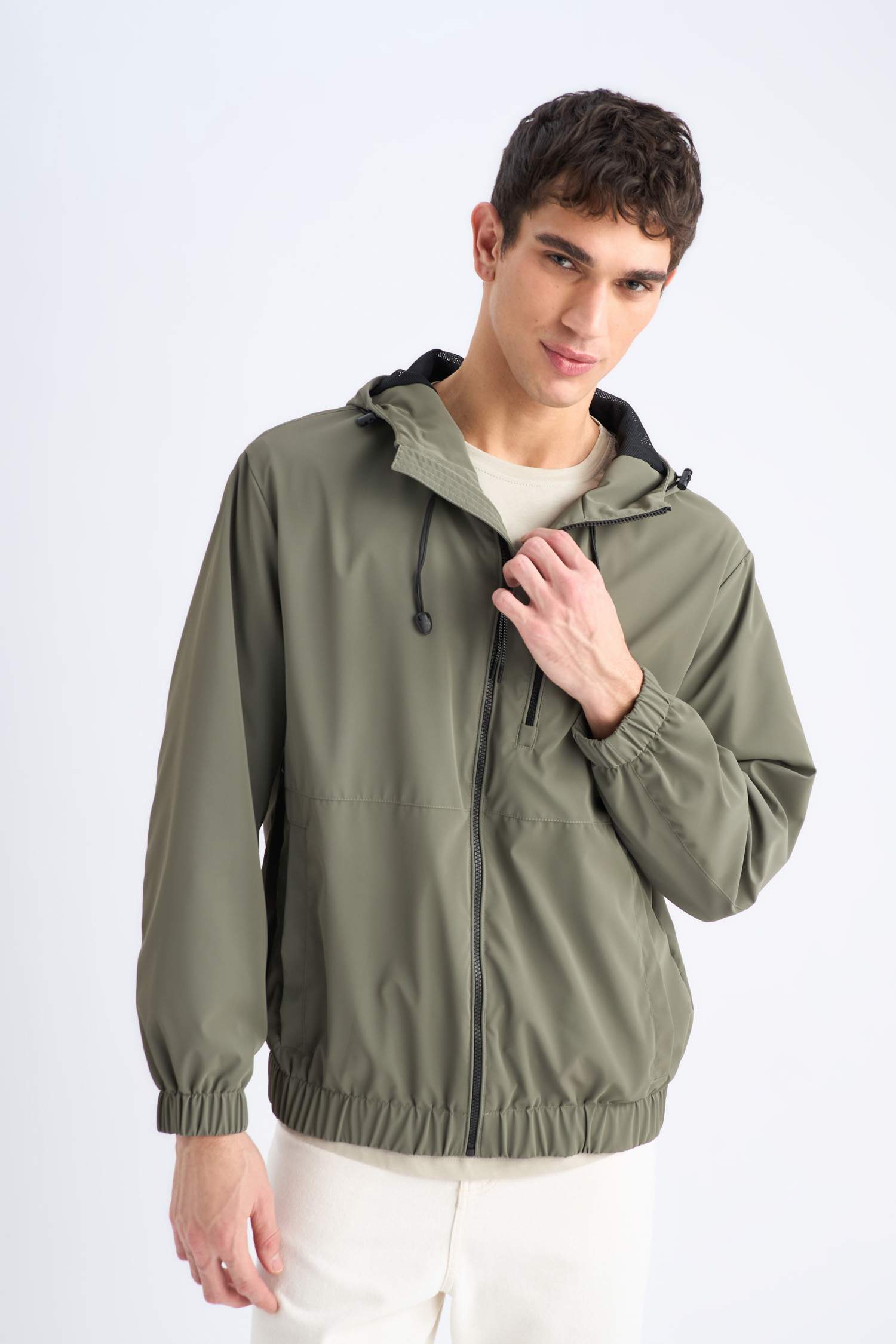 Su İtici Regular Fit Kapüşonlu Fermuarlı Cepli Mevsimlik Baharlık Yağmurluk Mont