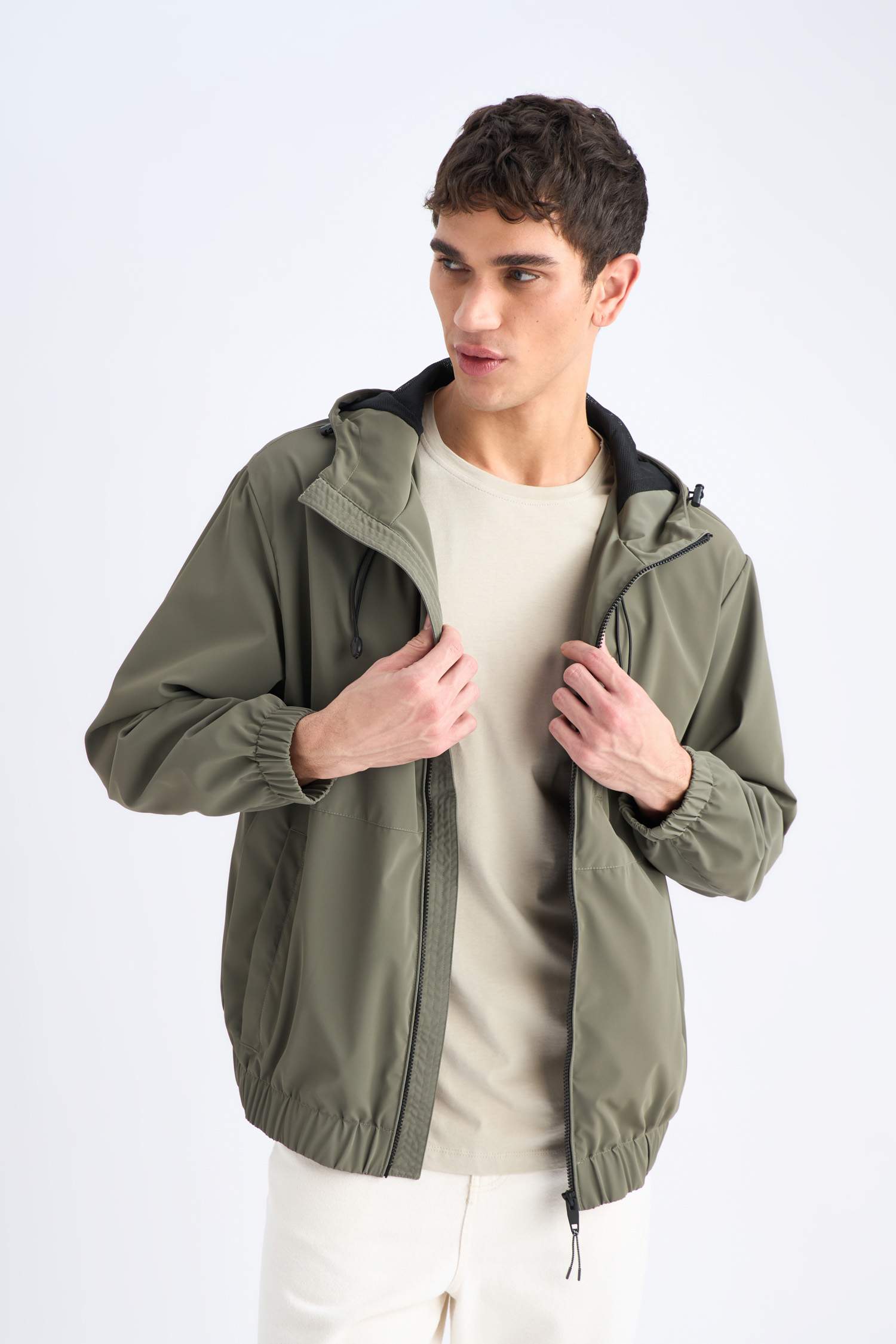 Su İtici Regular Fit Kapüşonlu Fermuarlı Cepli Mevsimlik Baharlık Yağmurluk Mont