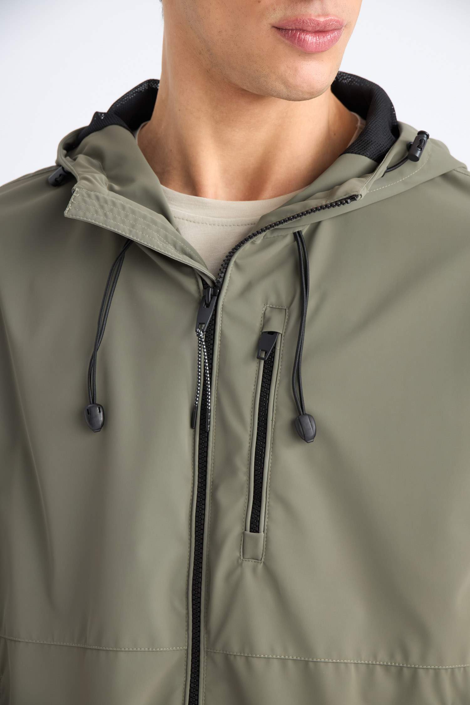 Su İtici Regular Fit Kapüşonlu Fermuarlı Cepli Mevsimlik Baharlık Yağmurluk Mont