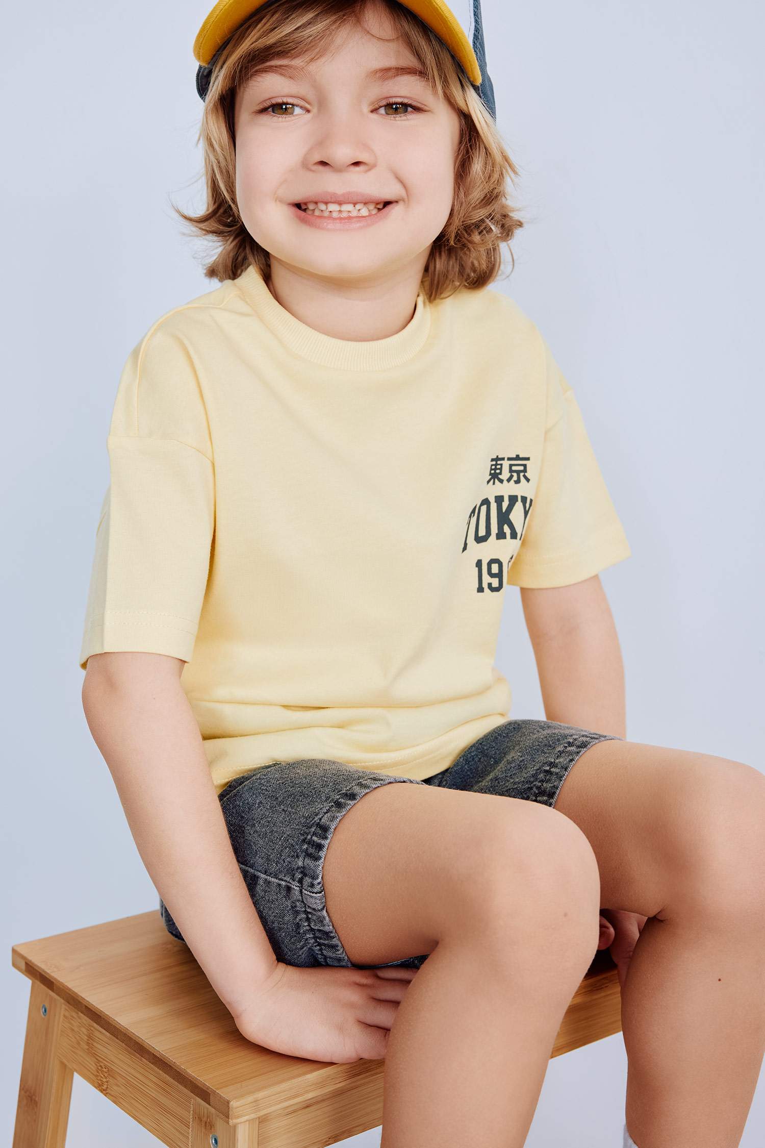 تيشيرت نص ردن بطبعة شعار قصة عادية