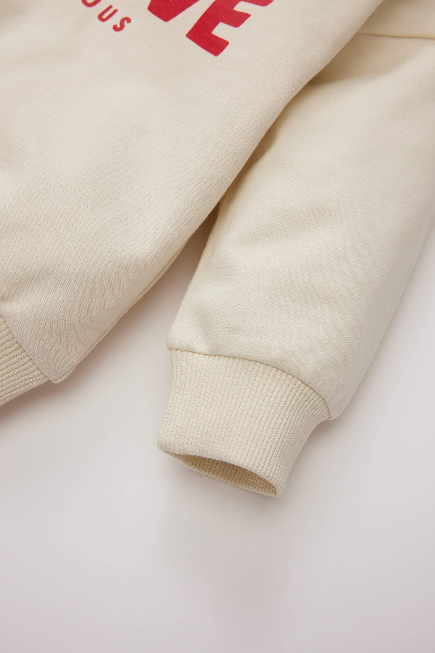 سيت بطبعة شعار قماش رقيق بياقة مستديرة من قطعتين