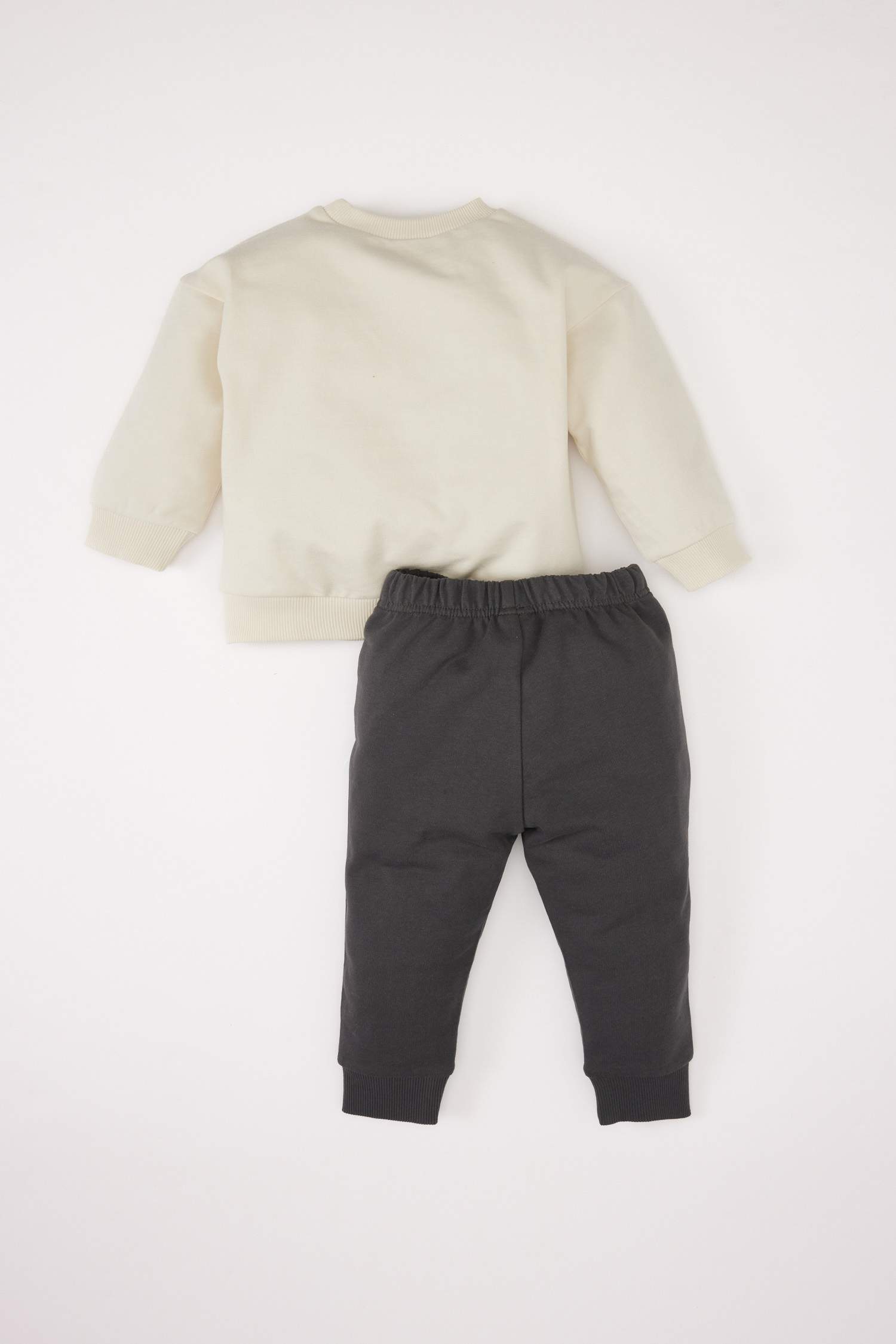 سيت بطبعة شعار قماش رقيق بياقة مستديرة من قطعتين