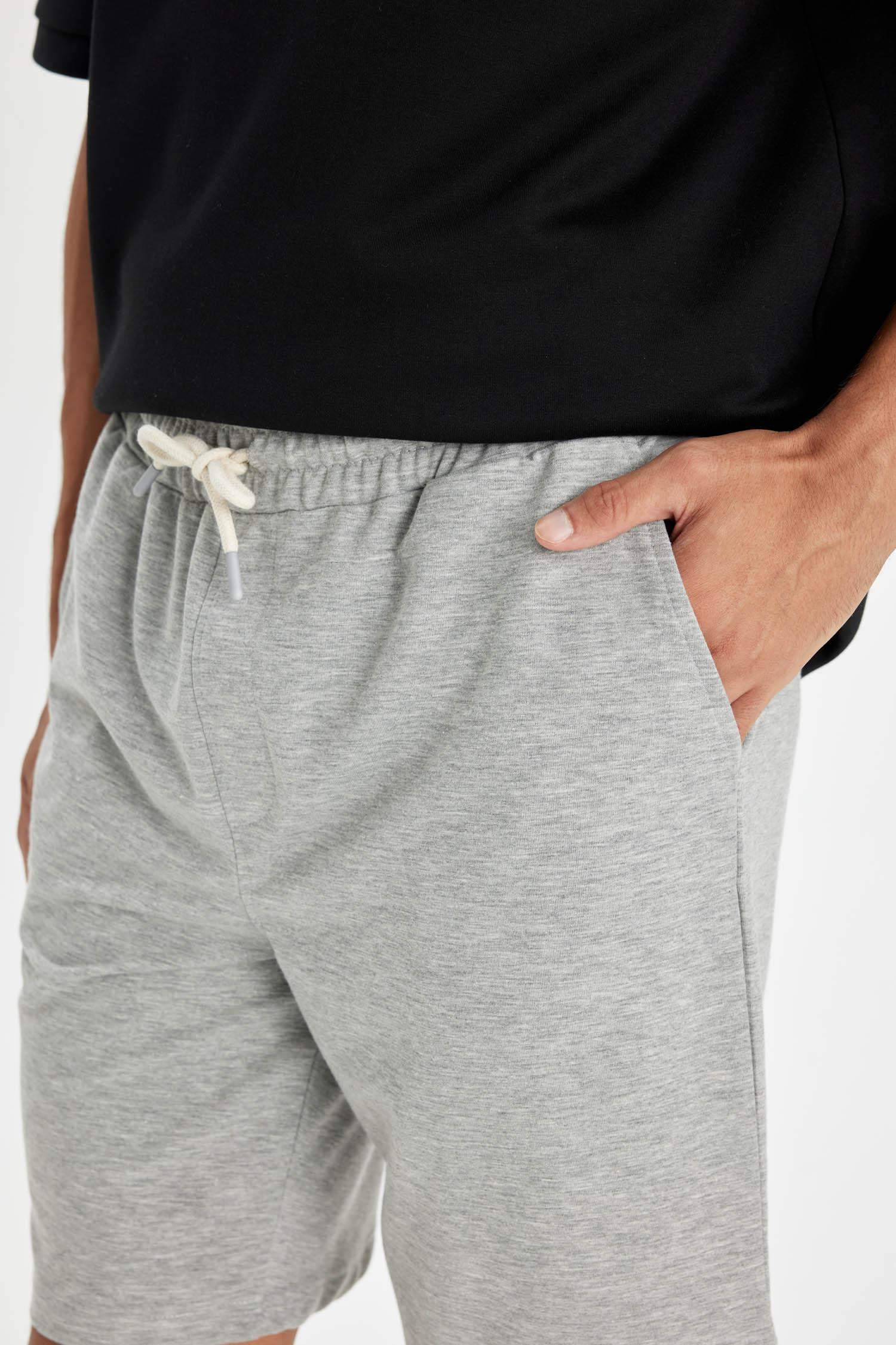 شورت برمودا بيزك قصة عادية