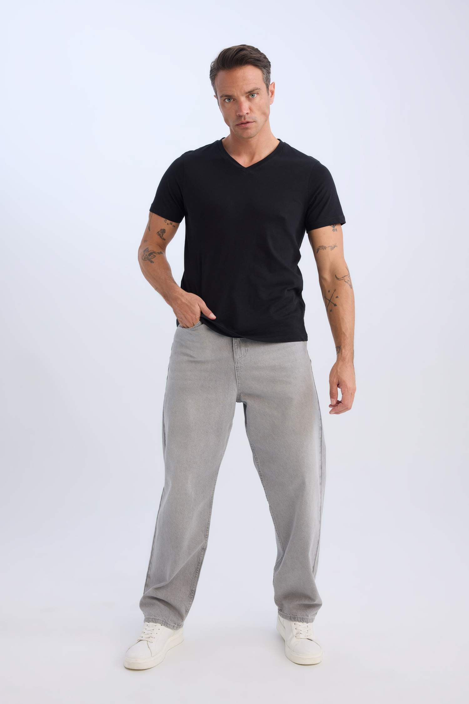 Новая Regular Fit футболка с коротким рукавом и V-образным вырезом