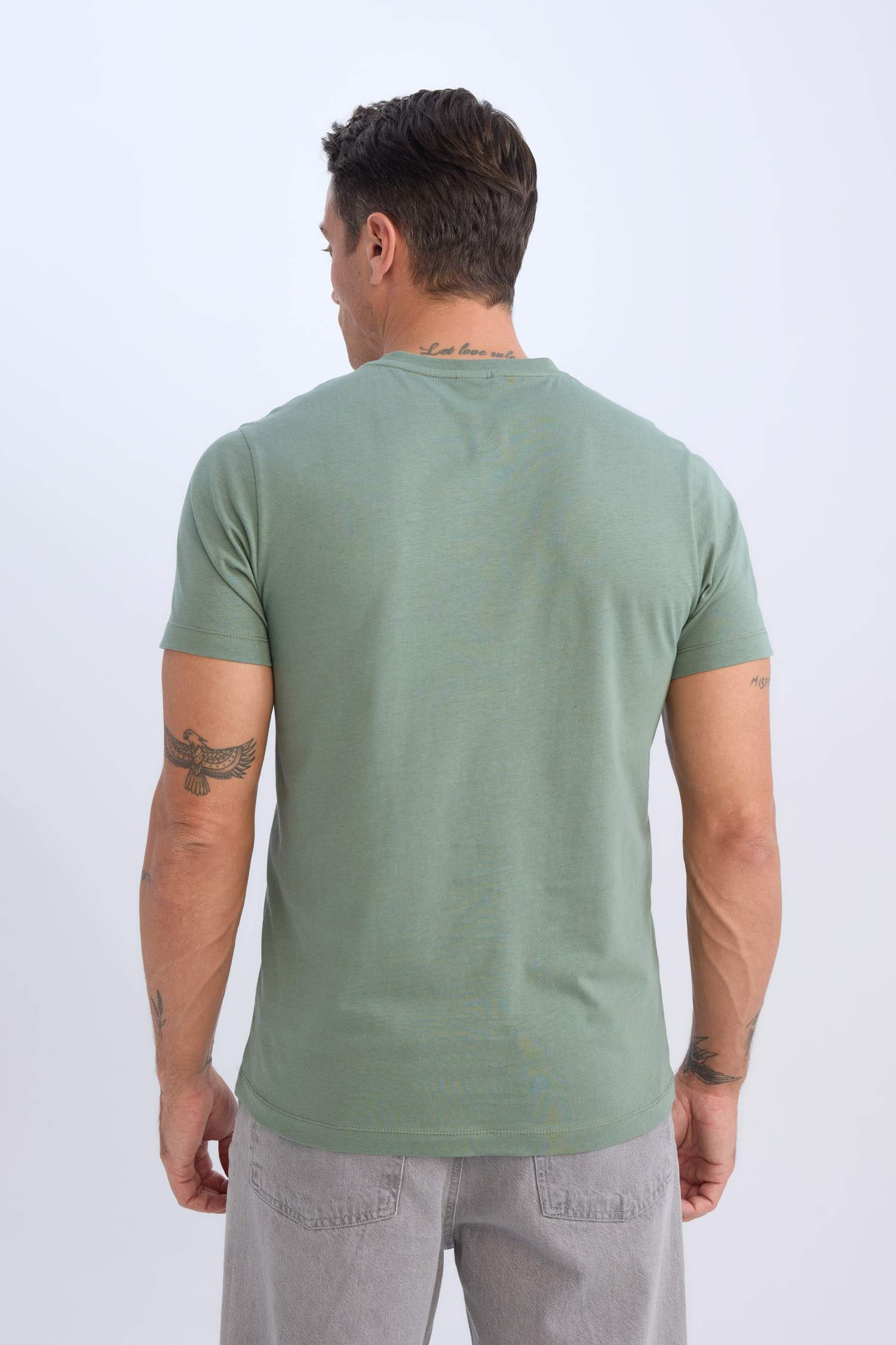 Футболка с короткими рукавами и V-образным вырезом