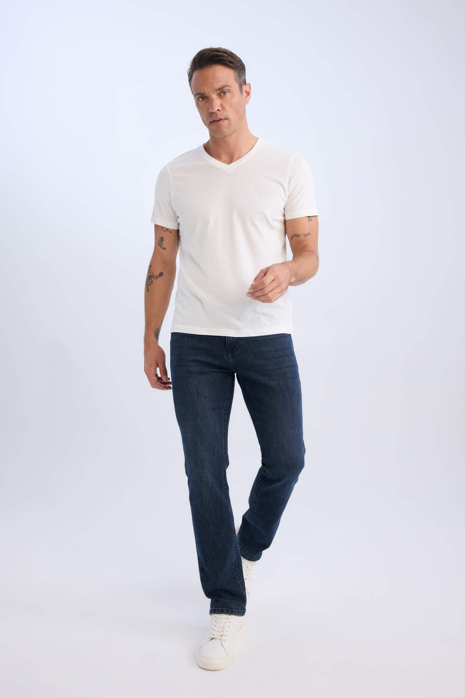 T-shirt basique en coton à manches courtes et col en V Coupe régulière