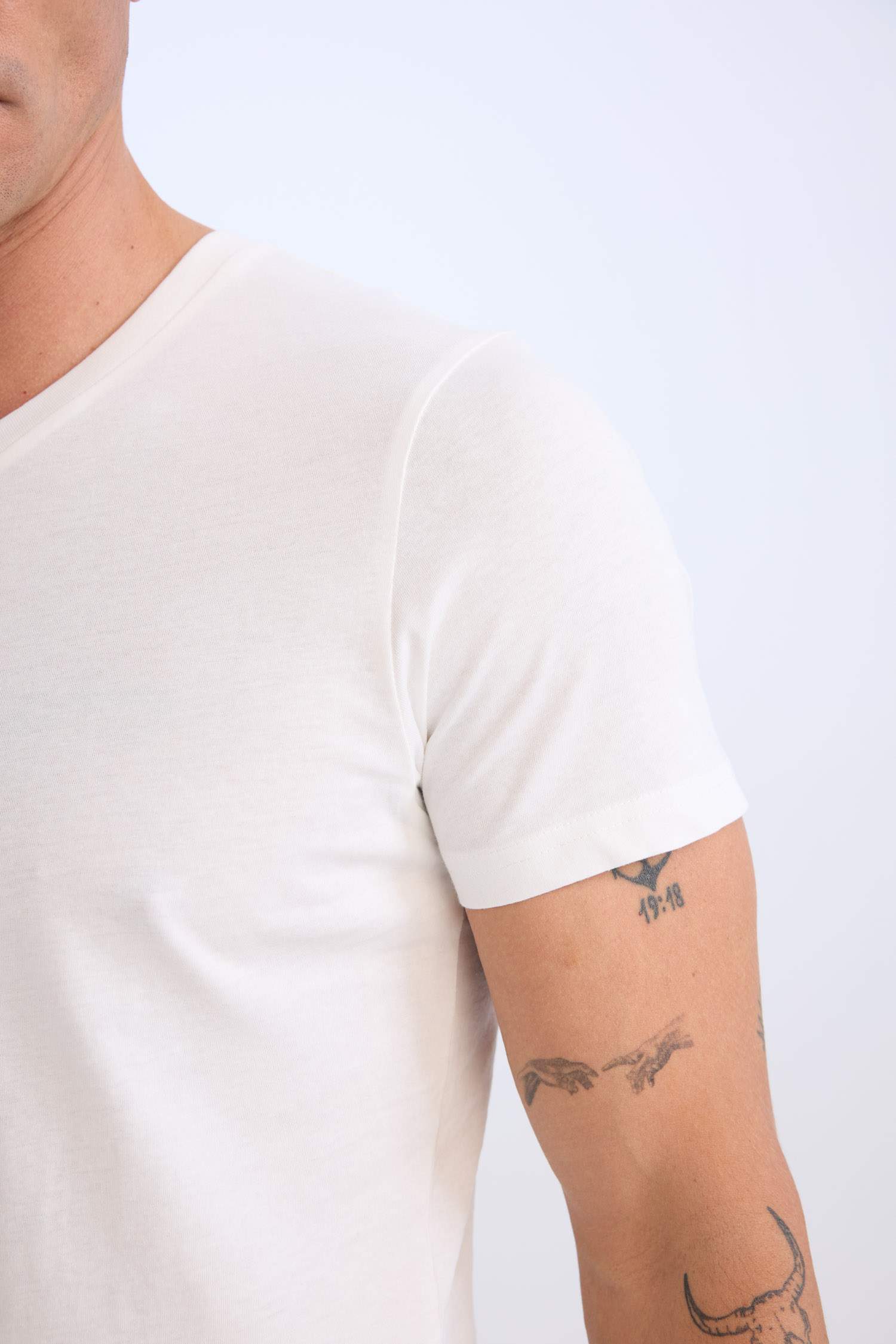 T-shirt basique en coton à manches courtes et col en V Coupe régulière