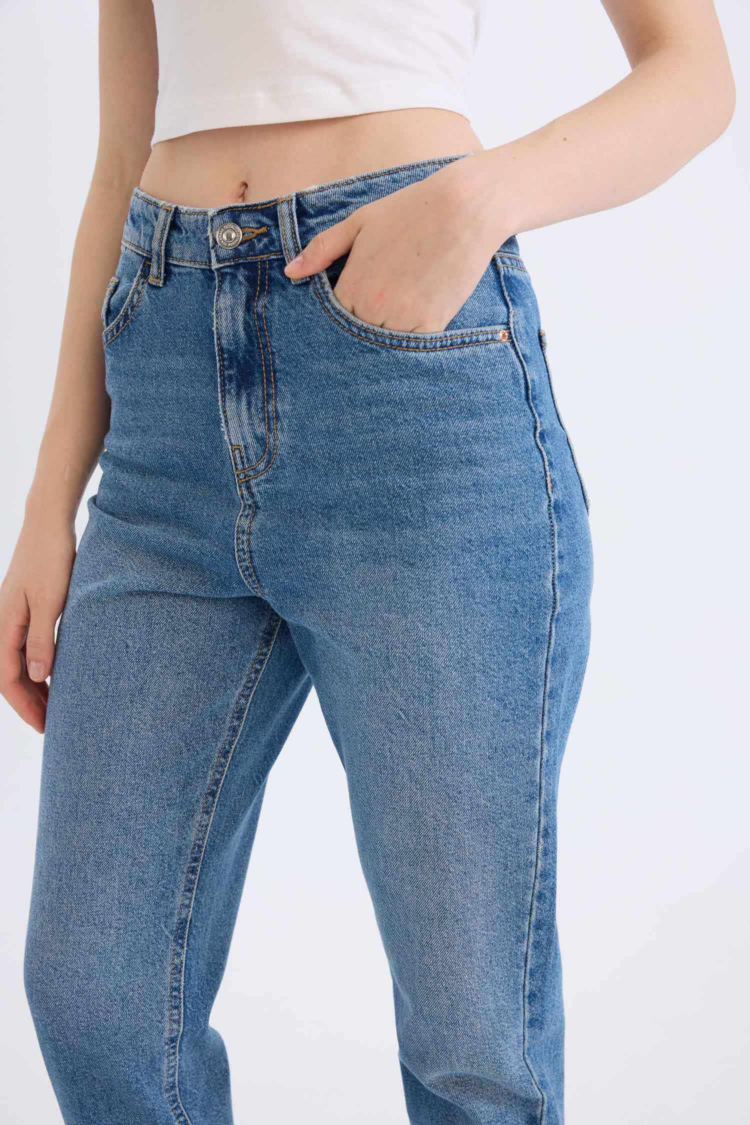 Lina Lina Mom Fit Normal Bel Düz Paça Jean Kar Yıkamalı Pantolon