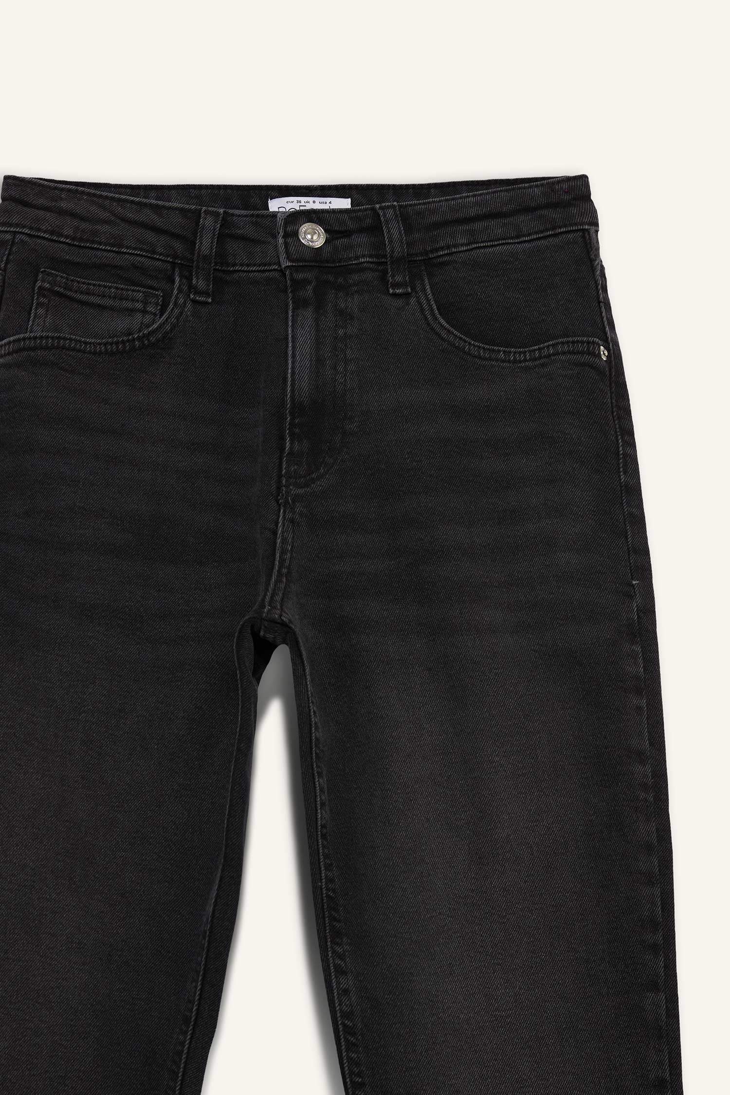 بنطرون جينز ميا كومفرت فيت برجل عادي وخصر عادي