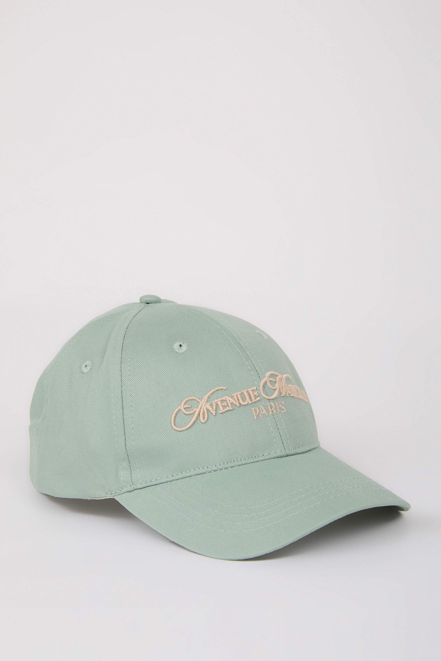 قبعة نسائية بإتكيت