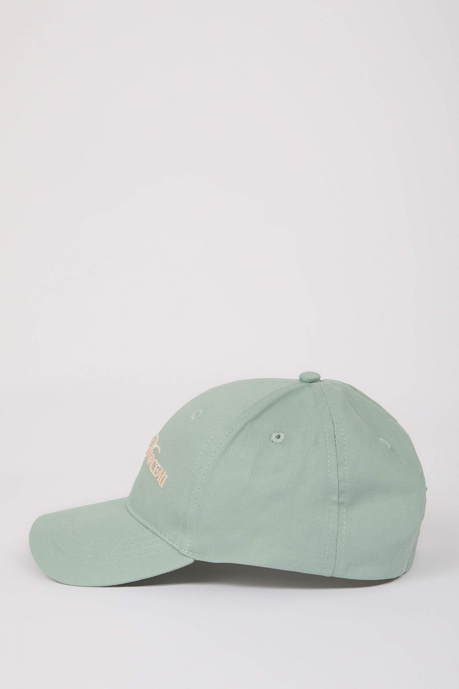 قبعة نسائية بإتكيت