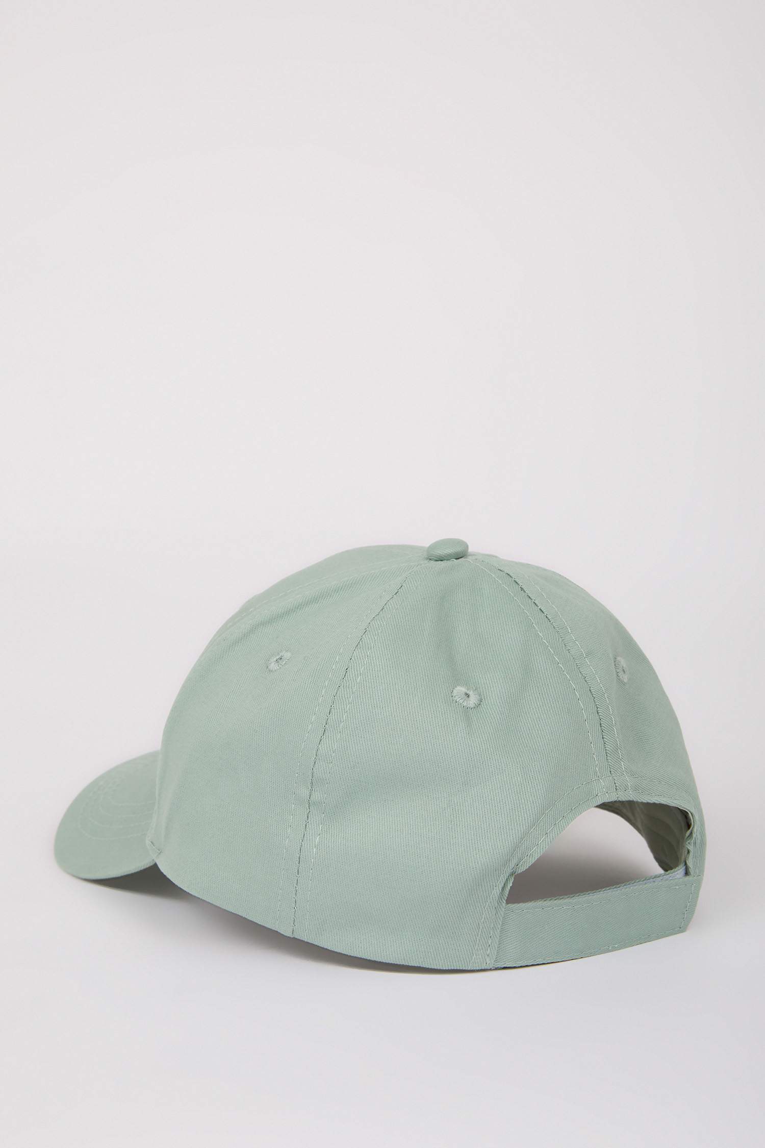 قبعة نسائية بإتكيت