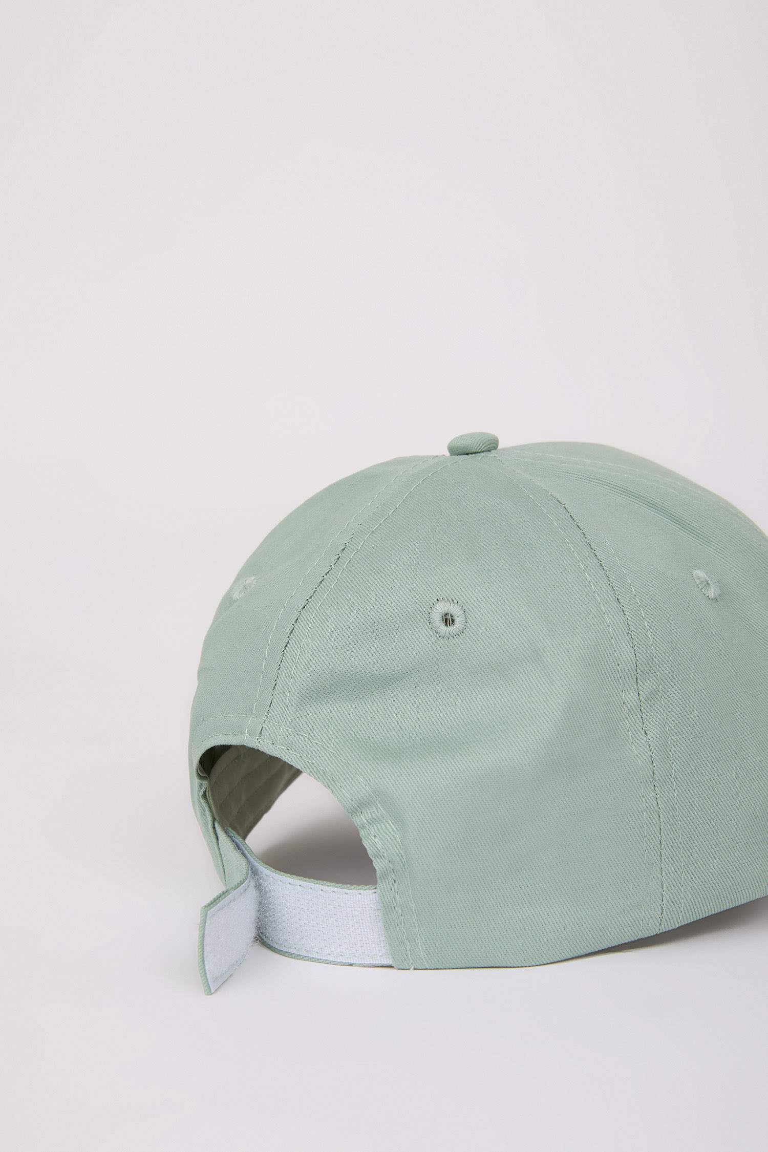 قبعة نسائية بإتكيت