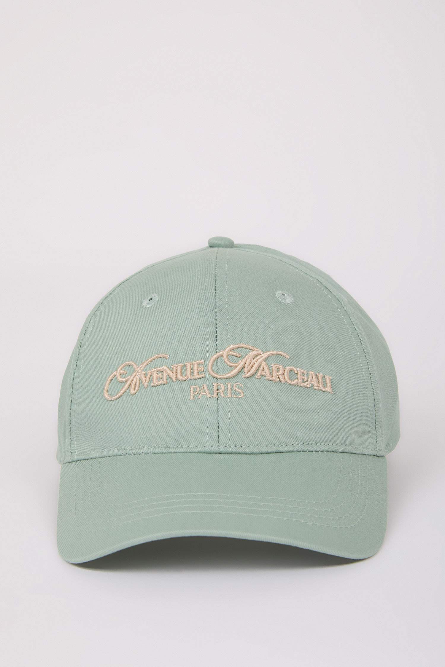 قبعة نسائية بإتكيت