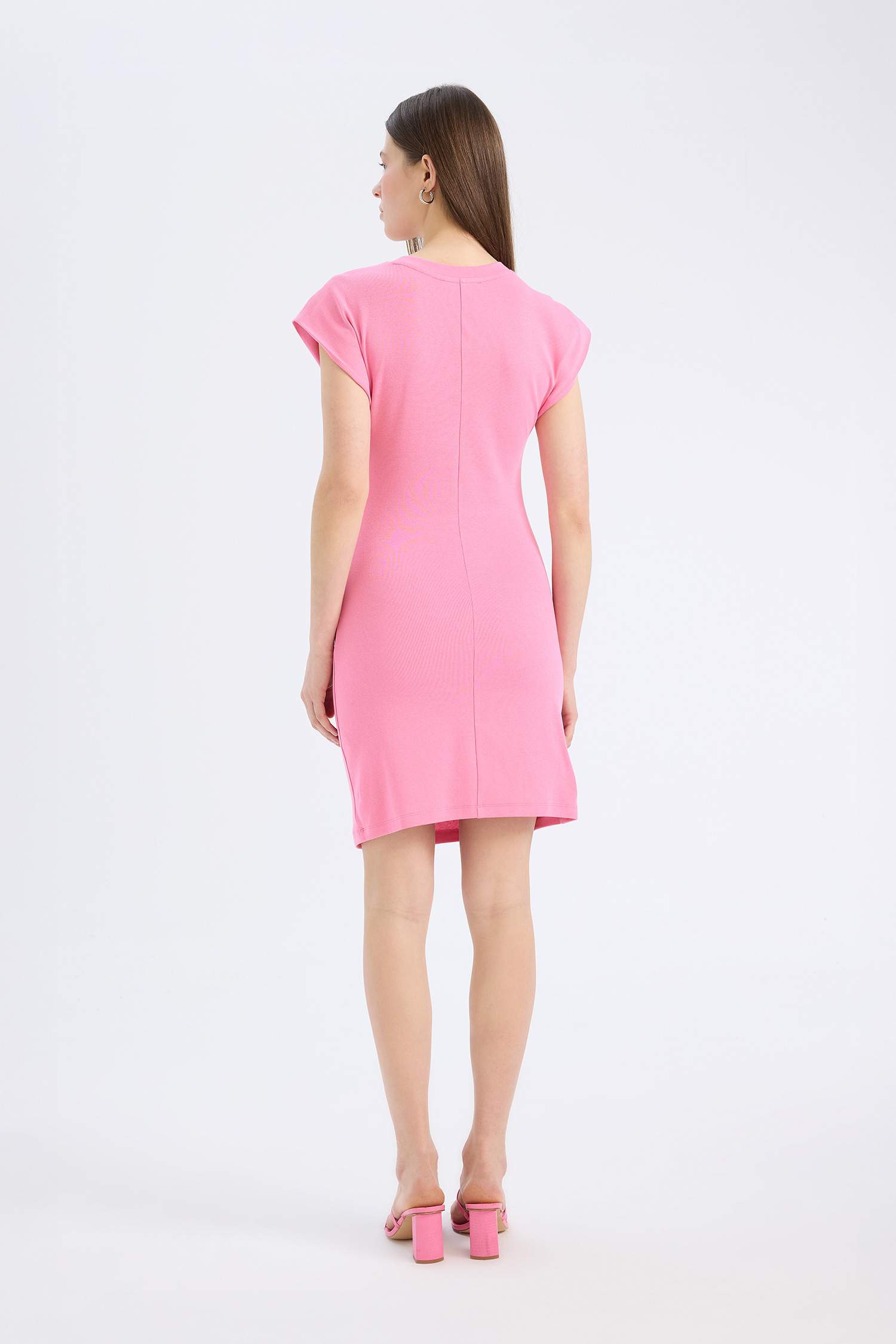 Мини-платье облегающее без рукавов из рубчика с круглым вырезом