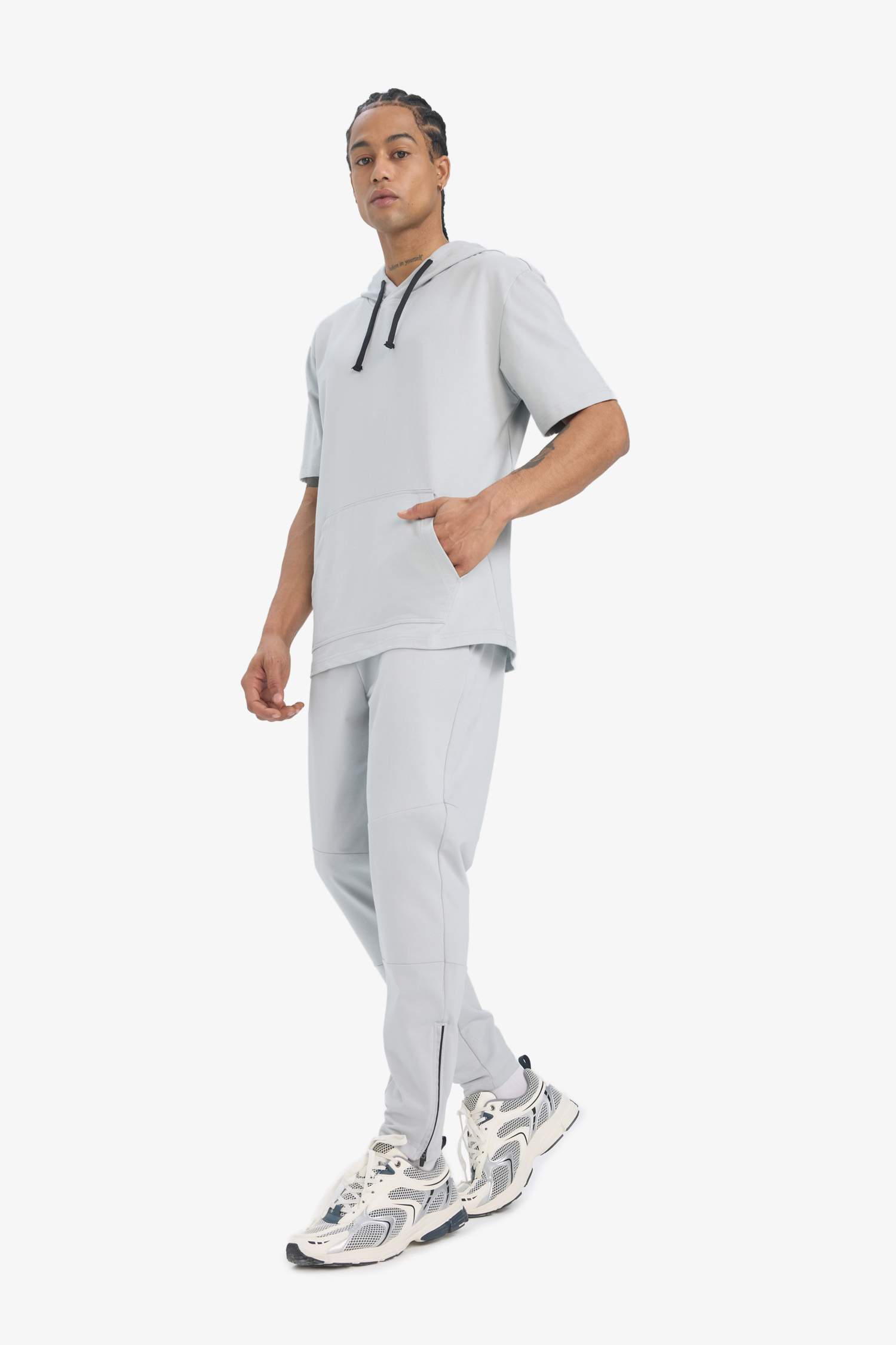 تي شيرت مطبوع قصة عادية بغطاء للرأس