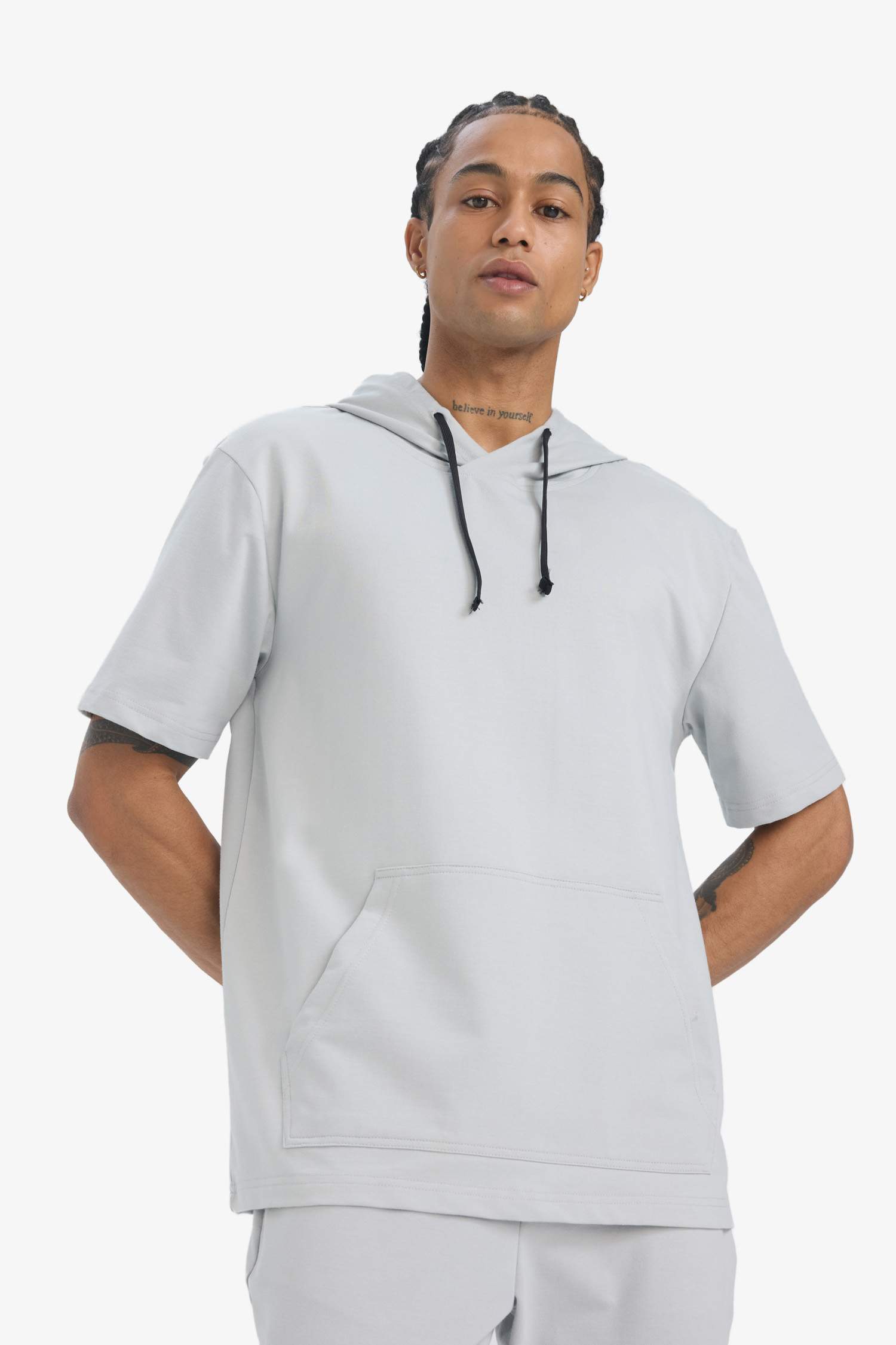 تي شيرت مطبوع قصة عادية بغطاء للرأس