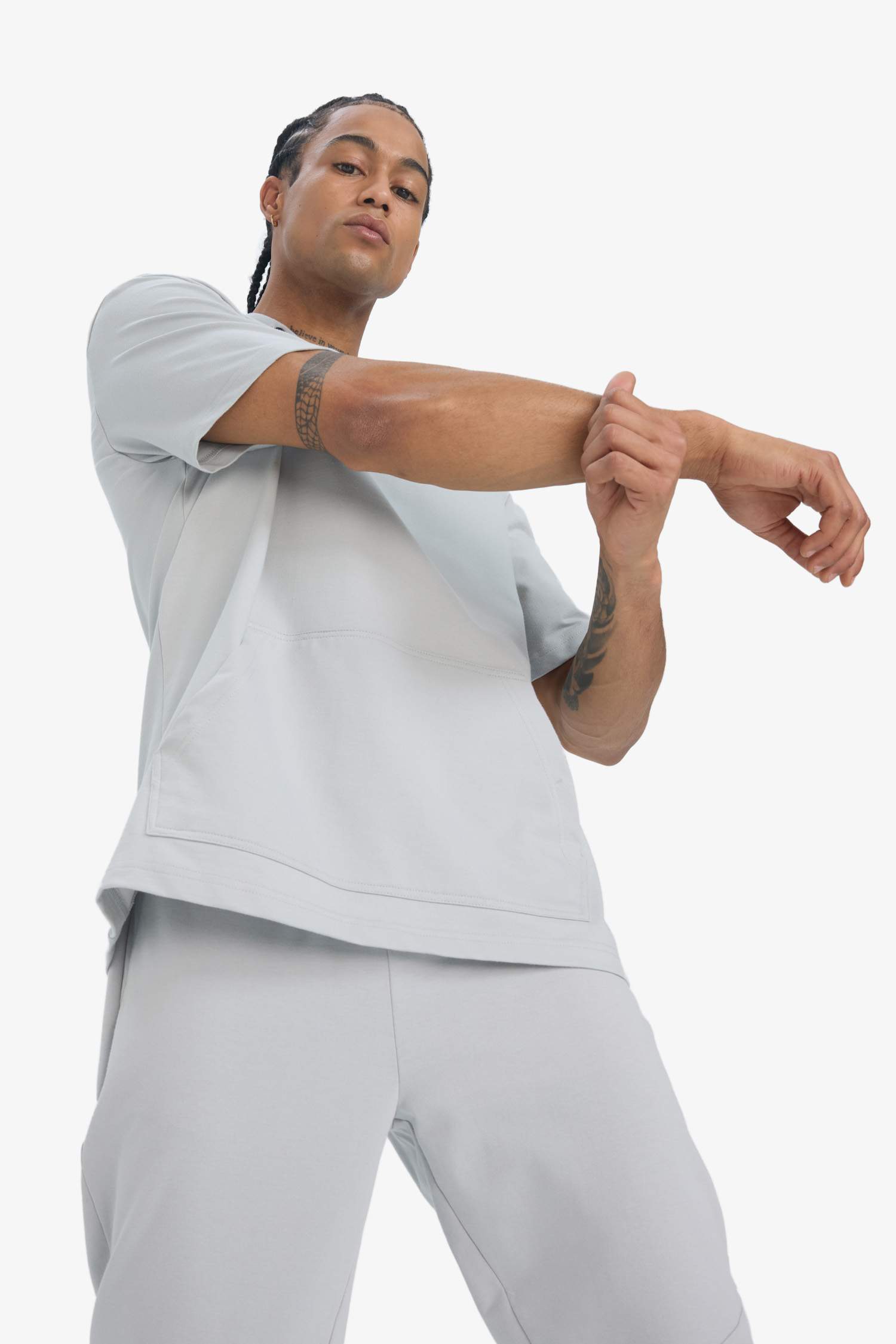 تي شيرت مطبوع قصة عادية بغطاء للرأس