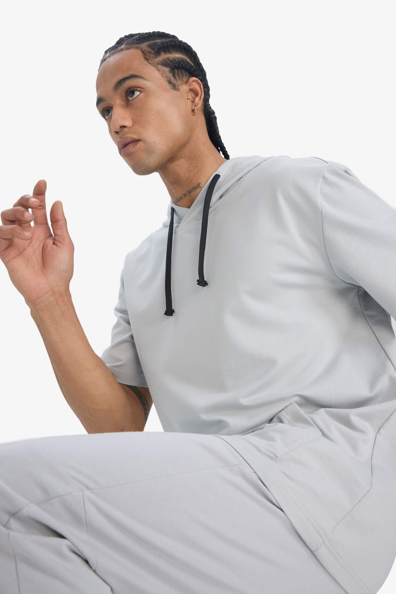 تي شيرت مطبوع قصة عادية بغطاء للرأس